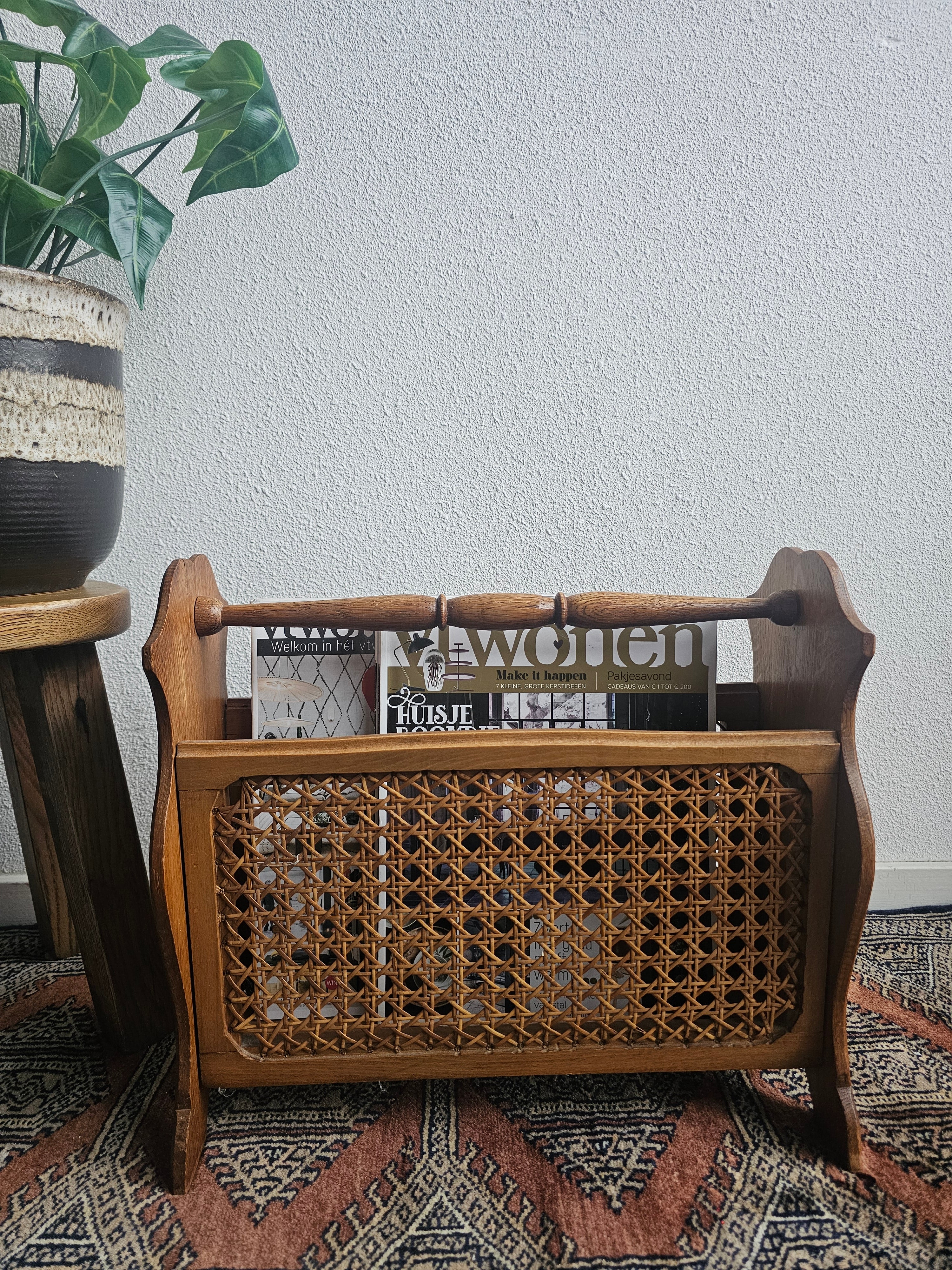 Houten vintage lectuurmand met webbing