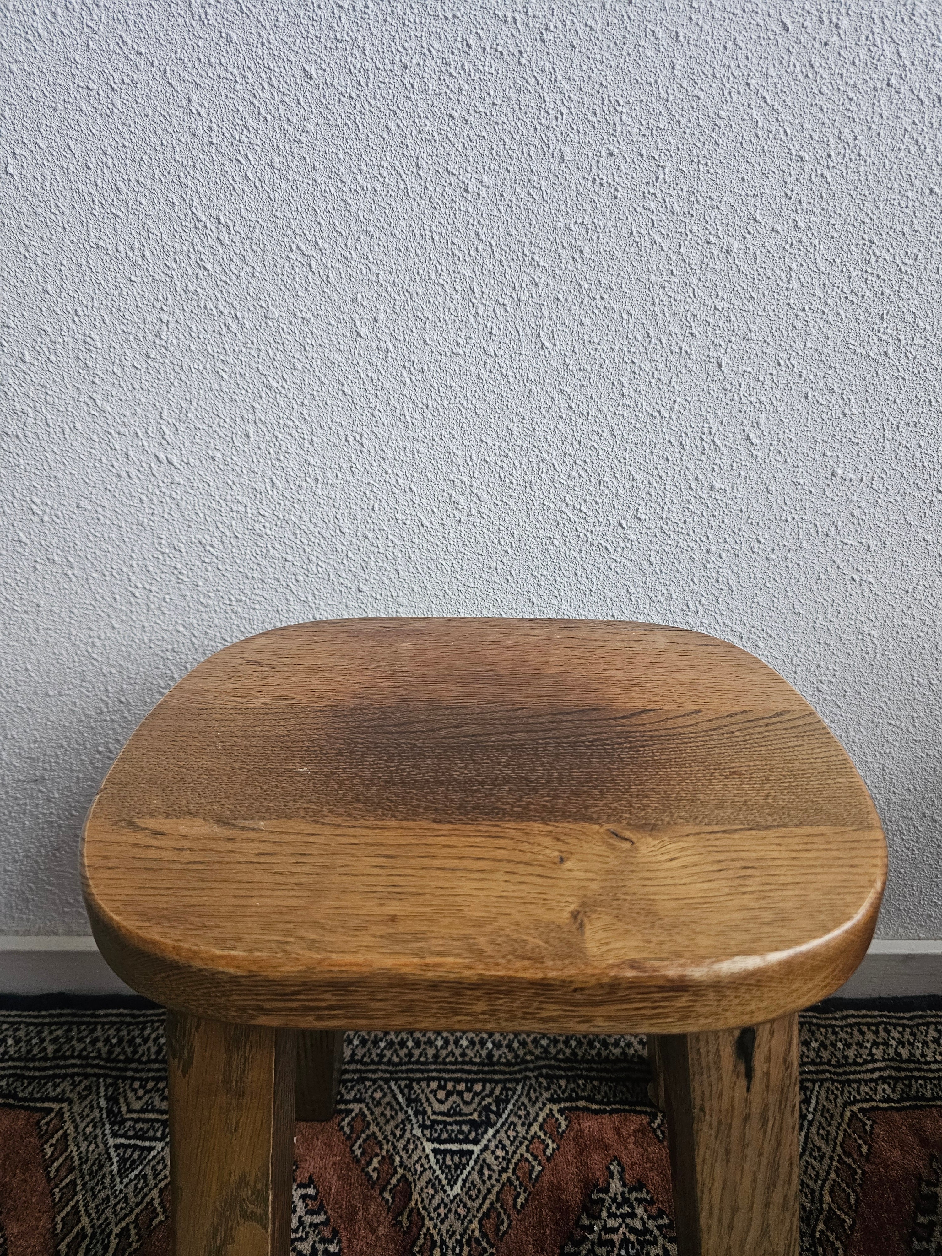 Brutalist houten kruk massief eiken bijzettafel