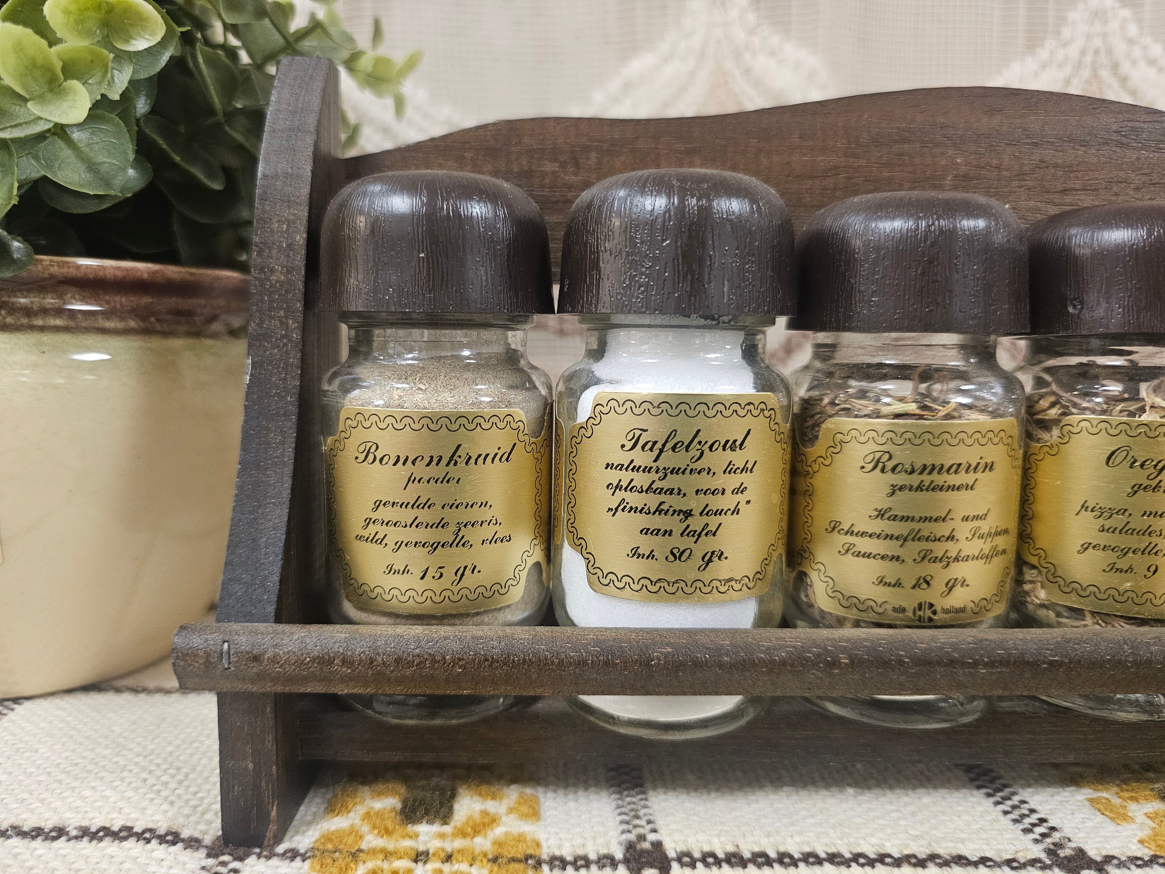 Vintage kruidenrek hout met glazen potjes en gouden etiketten