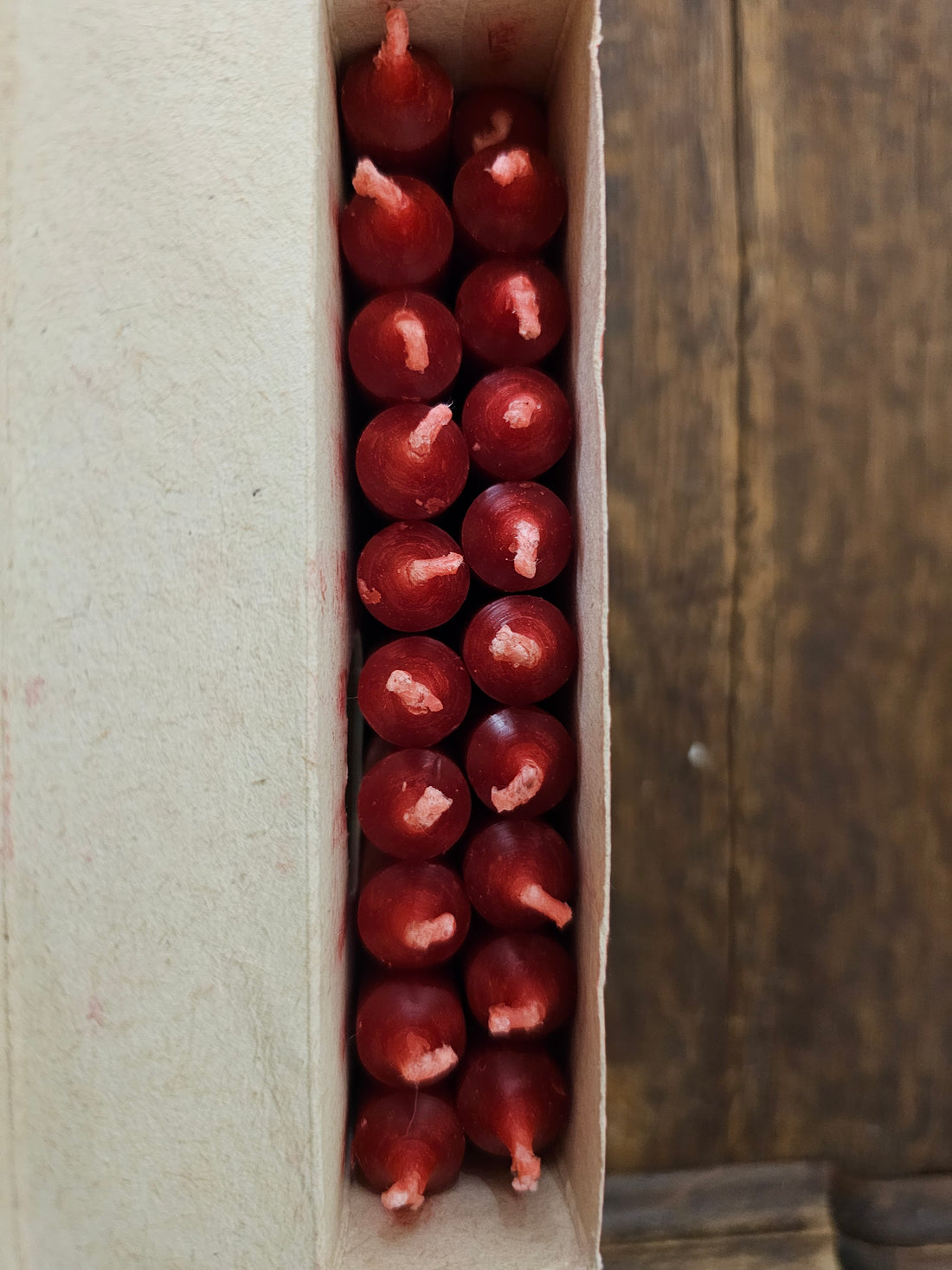 Rode vintage kerstboomkaarsjes in verpakking