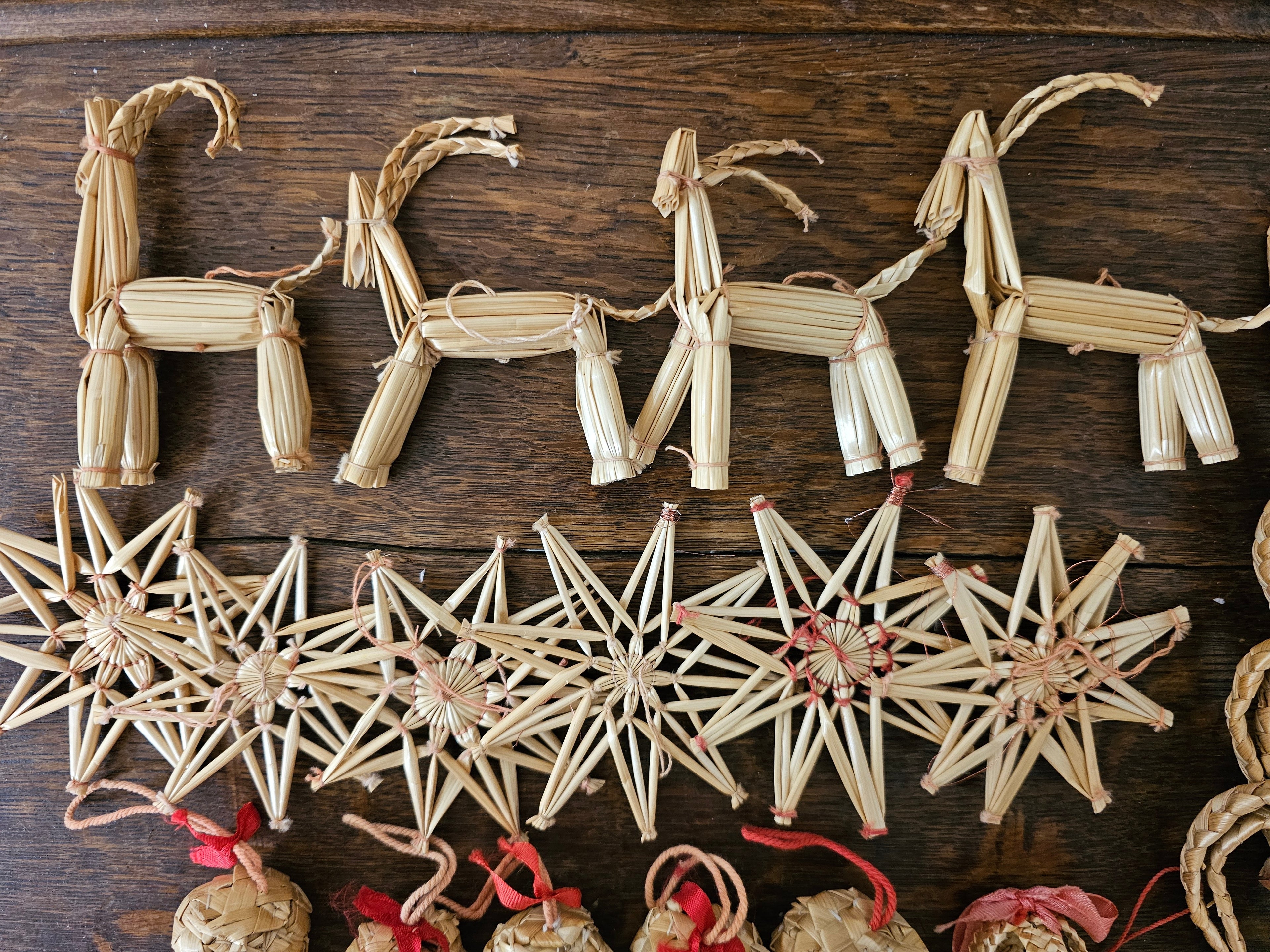 Zweedse kerstversiering van stro traditionele kerstdecoratie set