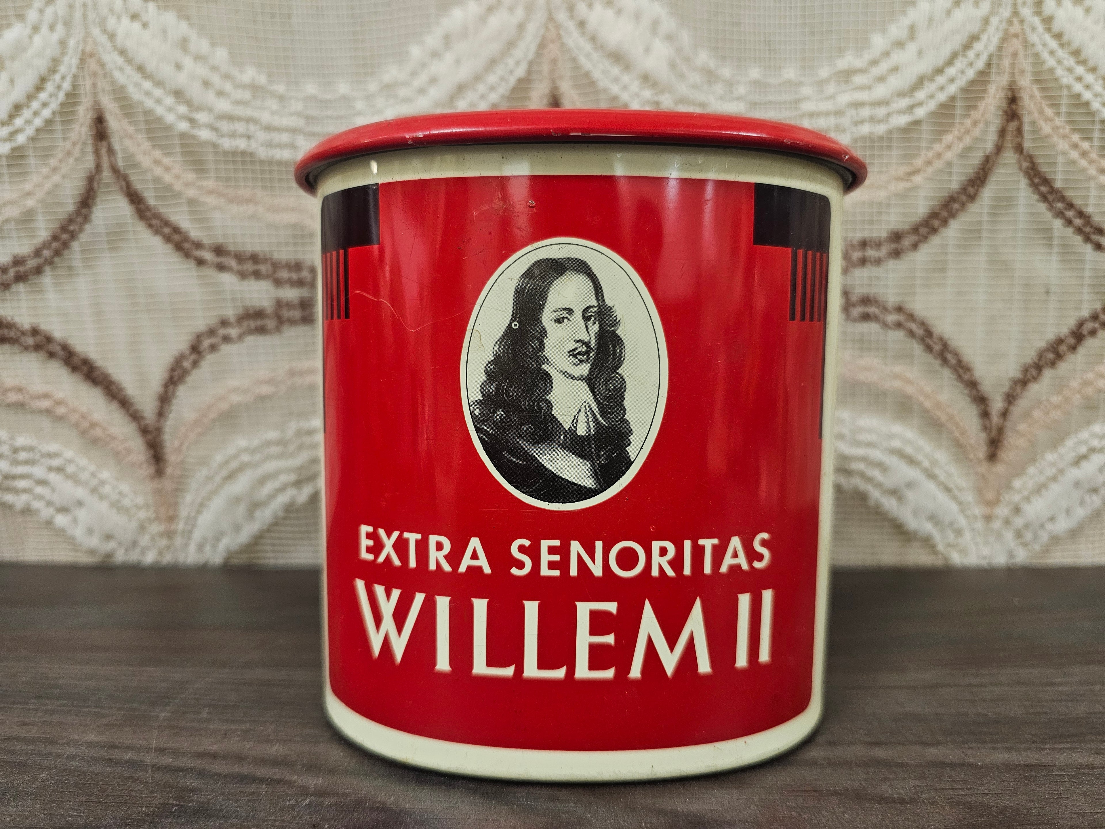 Willem II vintage sigarenblik rood met portret