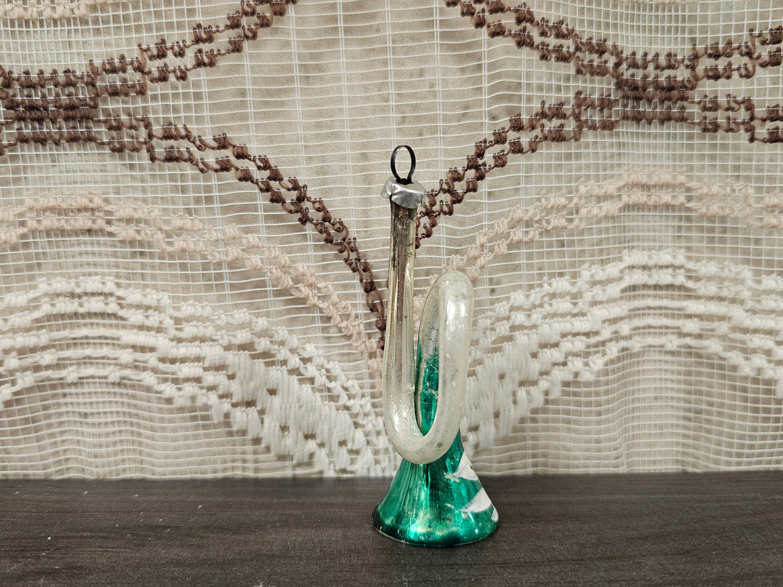 Glazen kerstornament groene trompet witte bloem