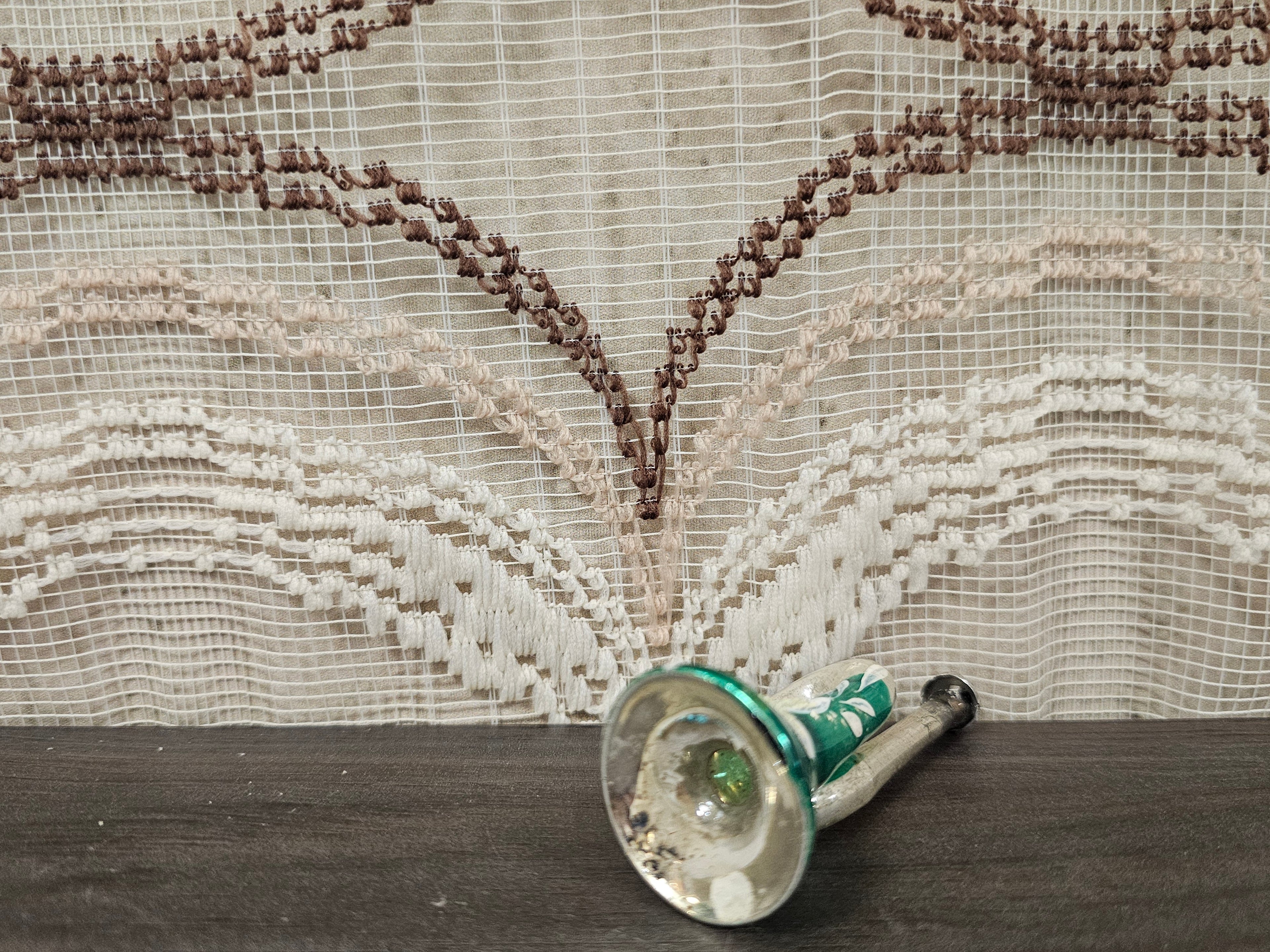 Glazen kerstornament groene trompet witte bloem