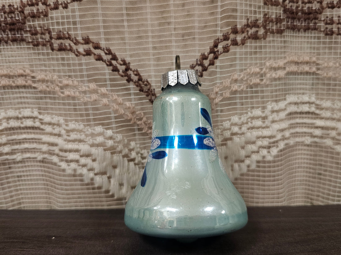 Glazen vintage kerstornament belvorm lichtblauw met glitter
