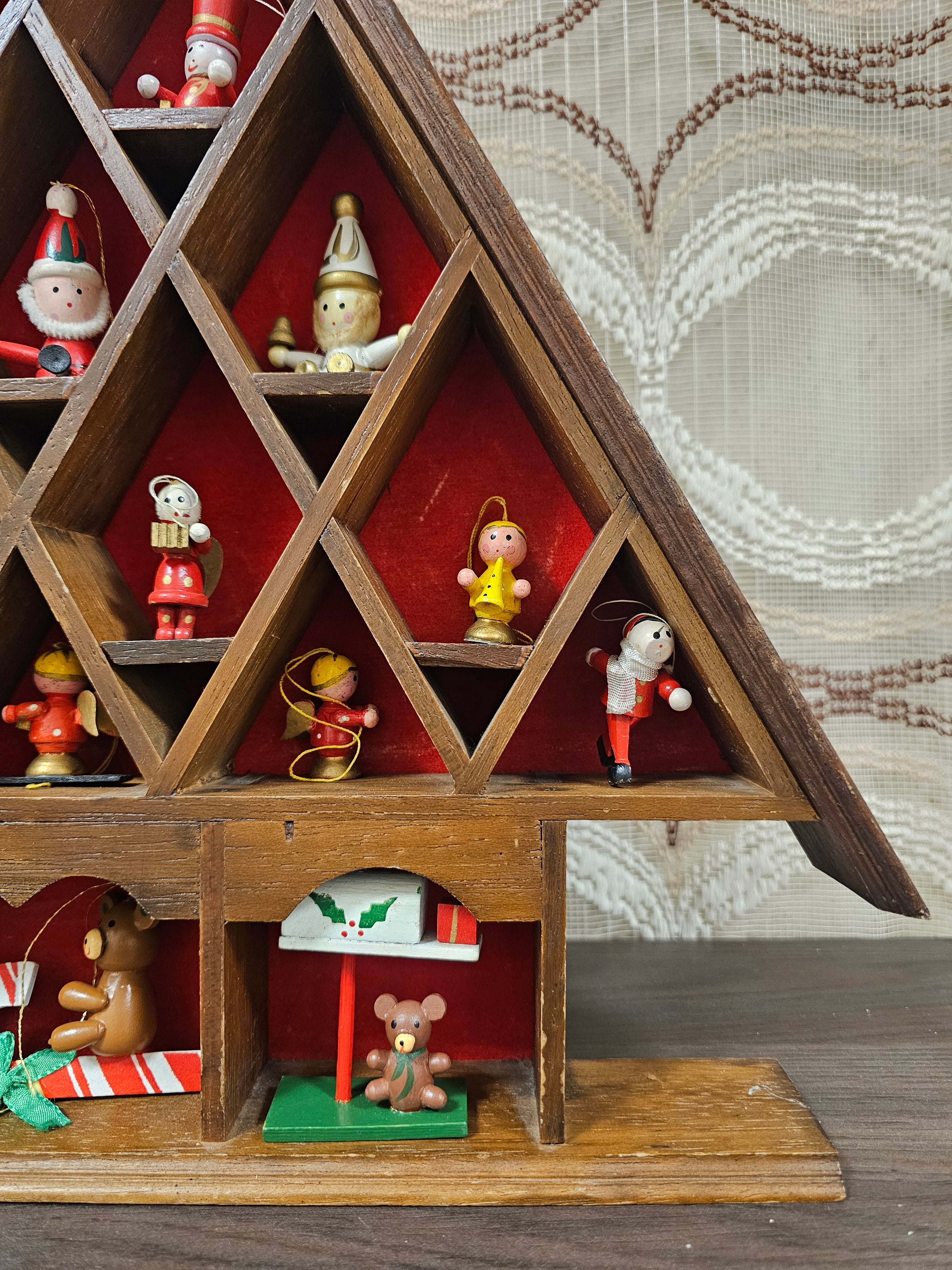 Houten kerstboom met vakjes met houten kerstfiguren