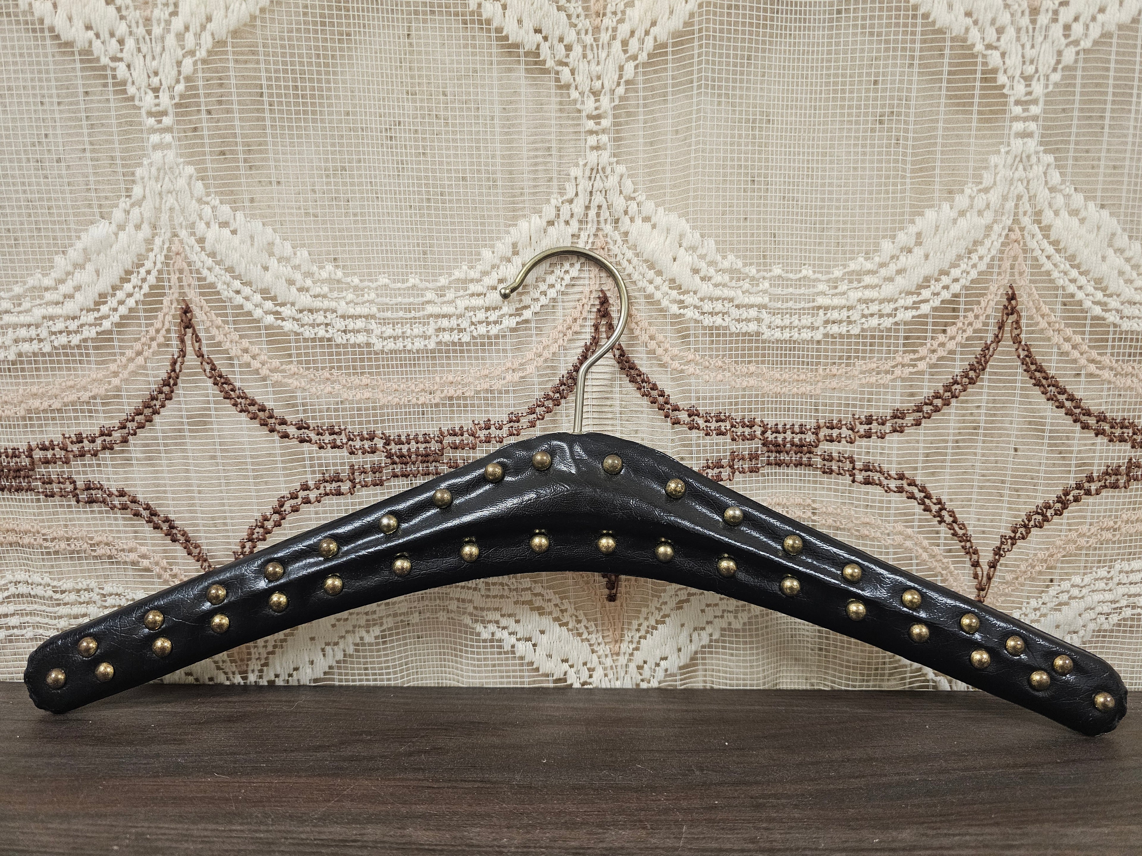 Skailederen kledinghanger zwart messing studs