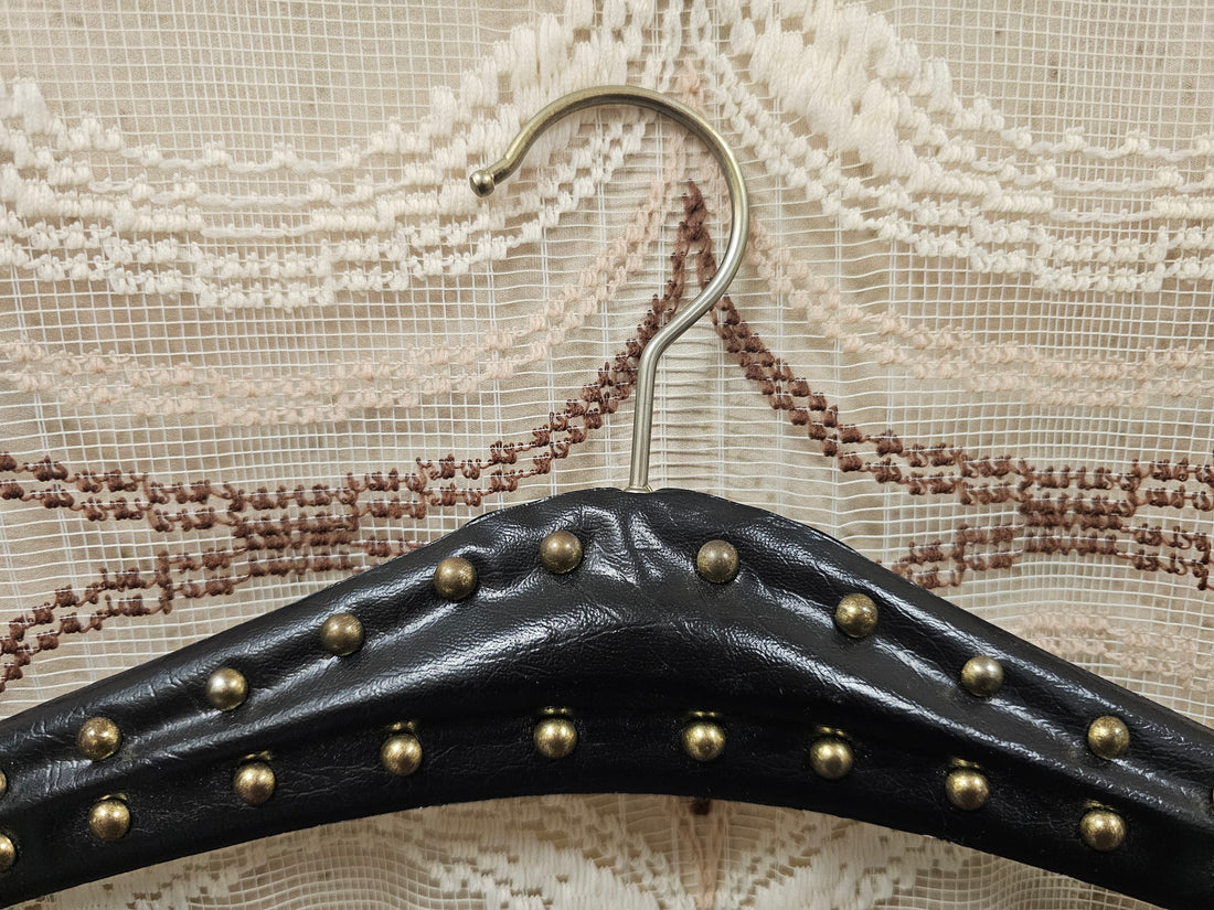 Skailederen kledinghanger zwart messing studs