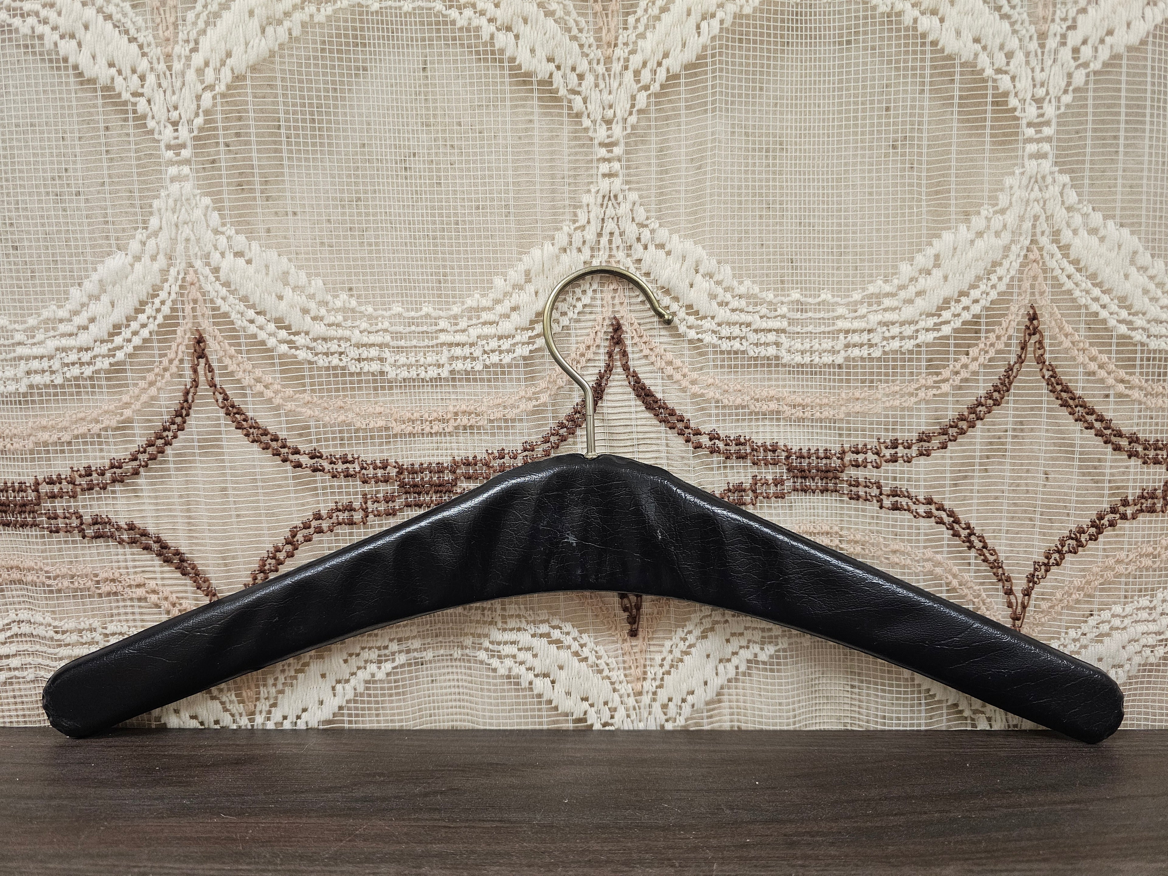 Skailederen kledinghanger zwart messing studs