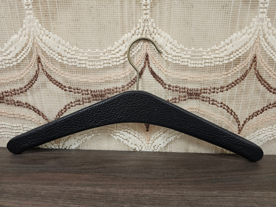Vintage zwarte kledinghanger met studs