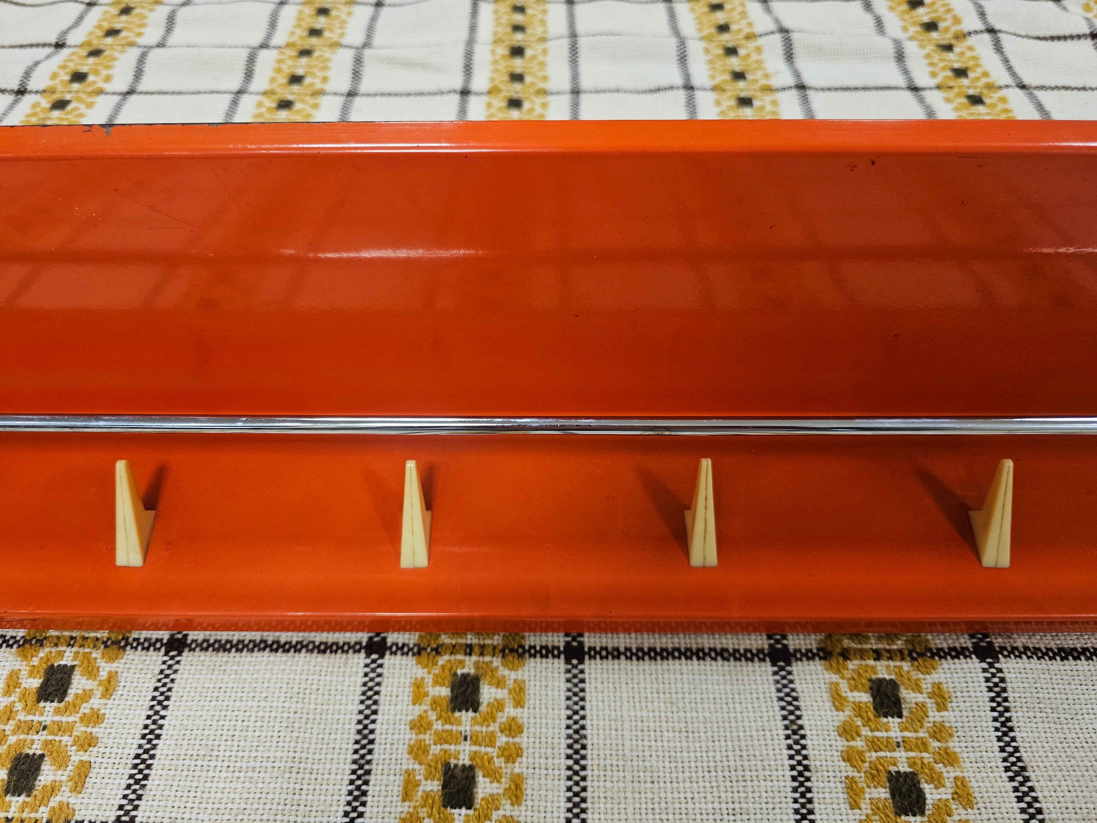 Brabantia planchet oranje metaal jaren 70 wandrek