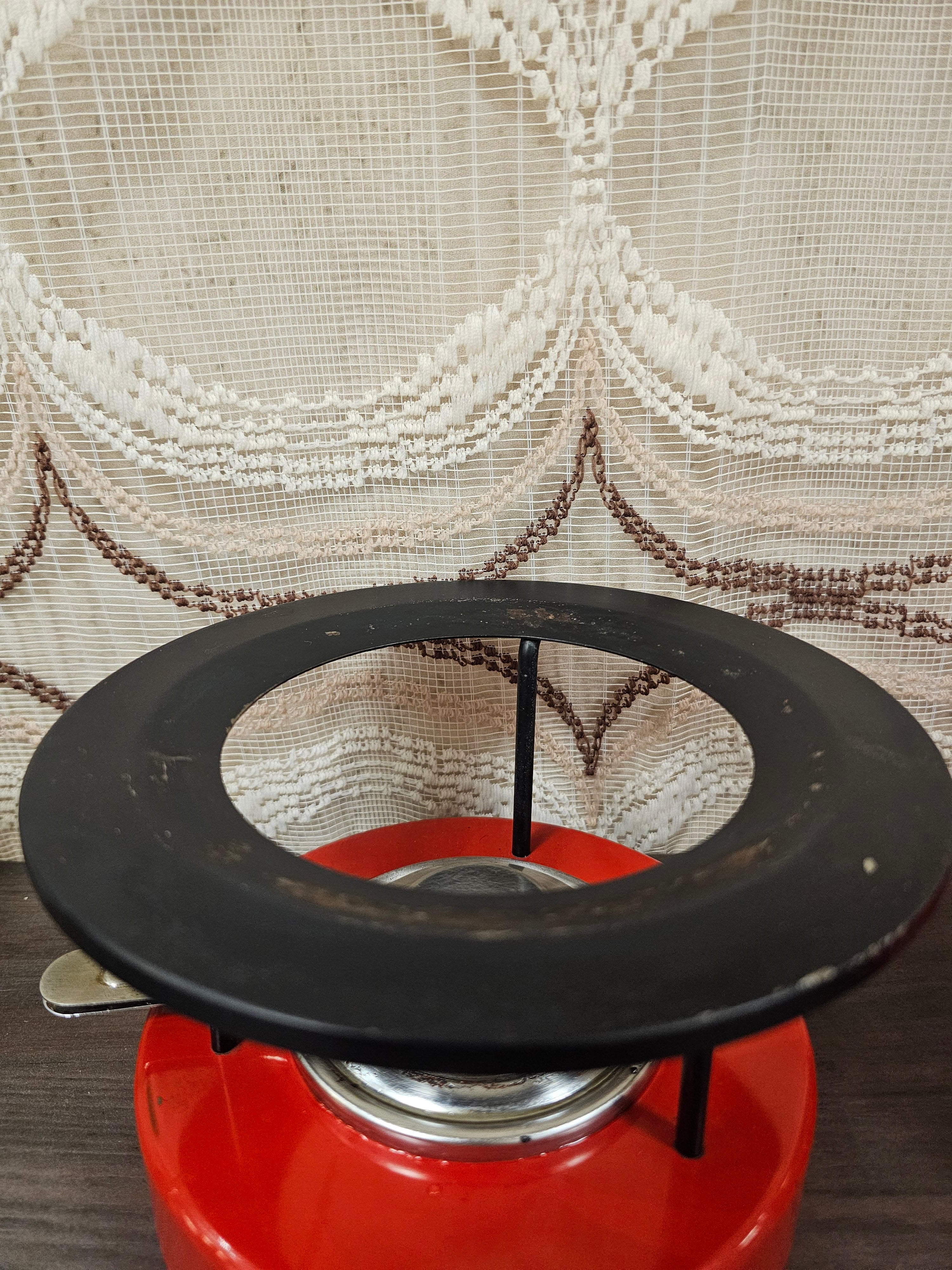 Vintage fonduepan rood met bloemen en metalen houder