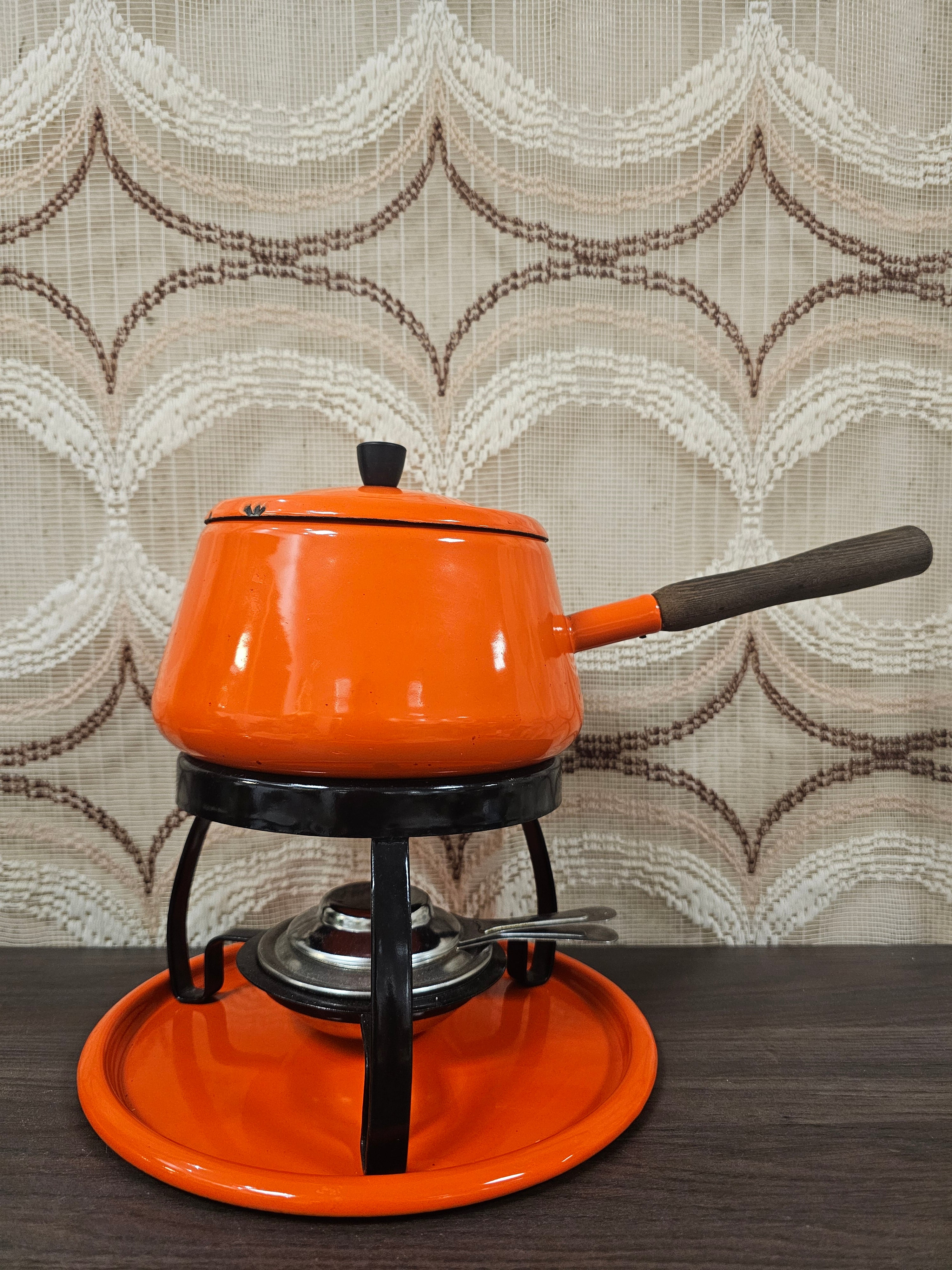 Vintage oranje fonduepan emaille met onderstel en brander