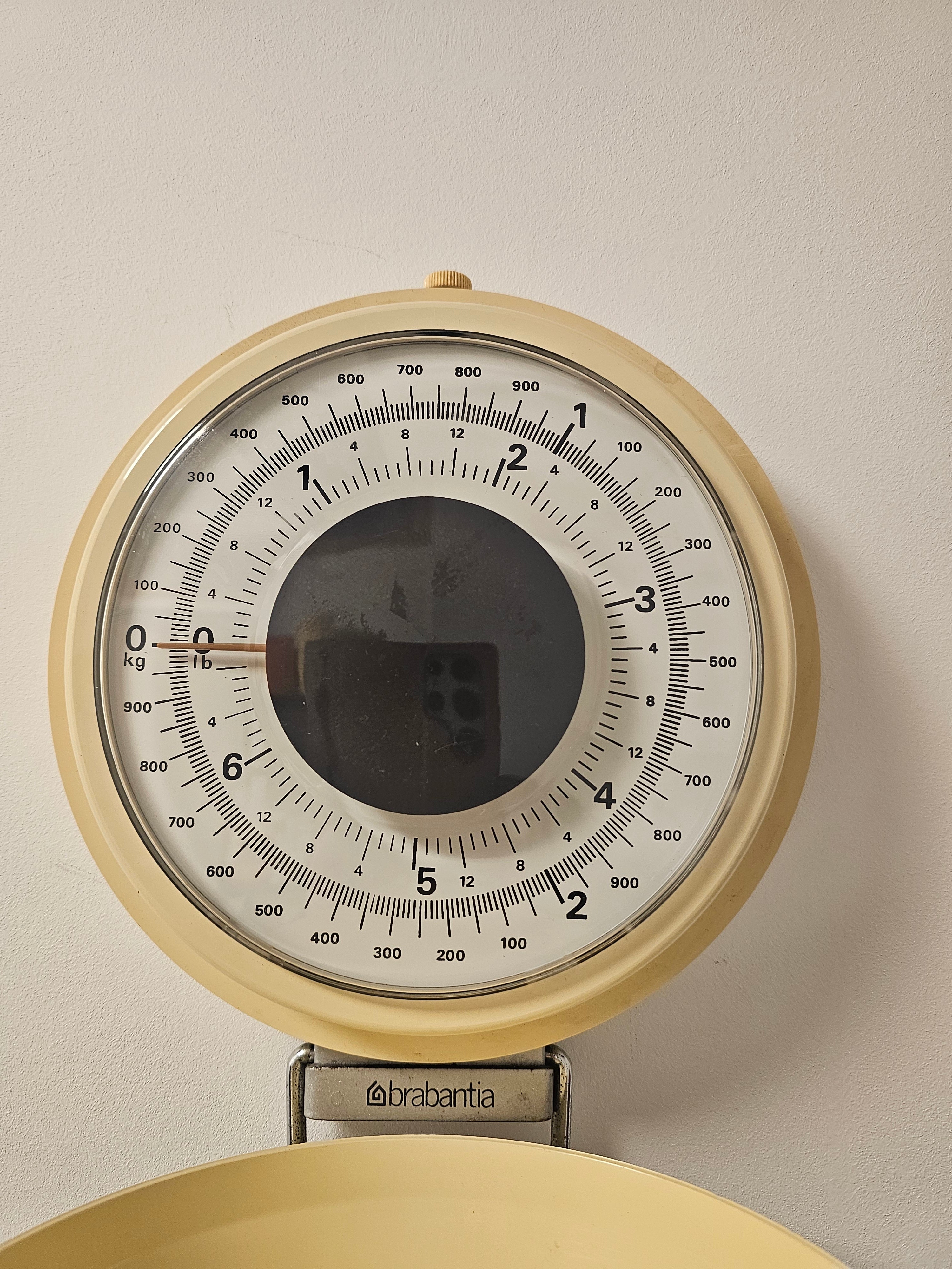 Brabantia keukenweegschaal wandmodel zachtgeel jaren ’70