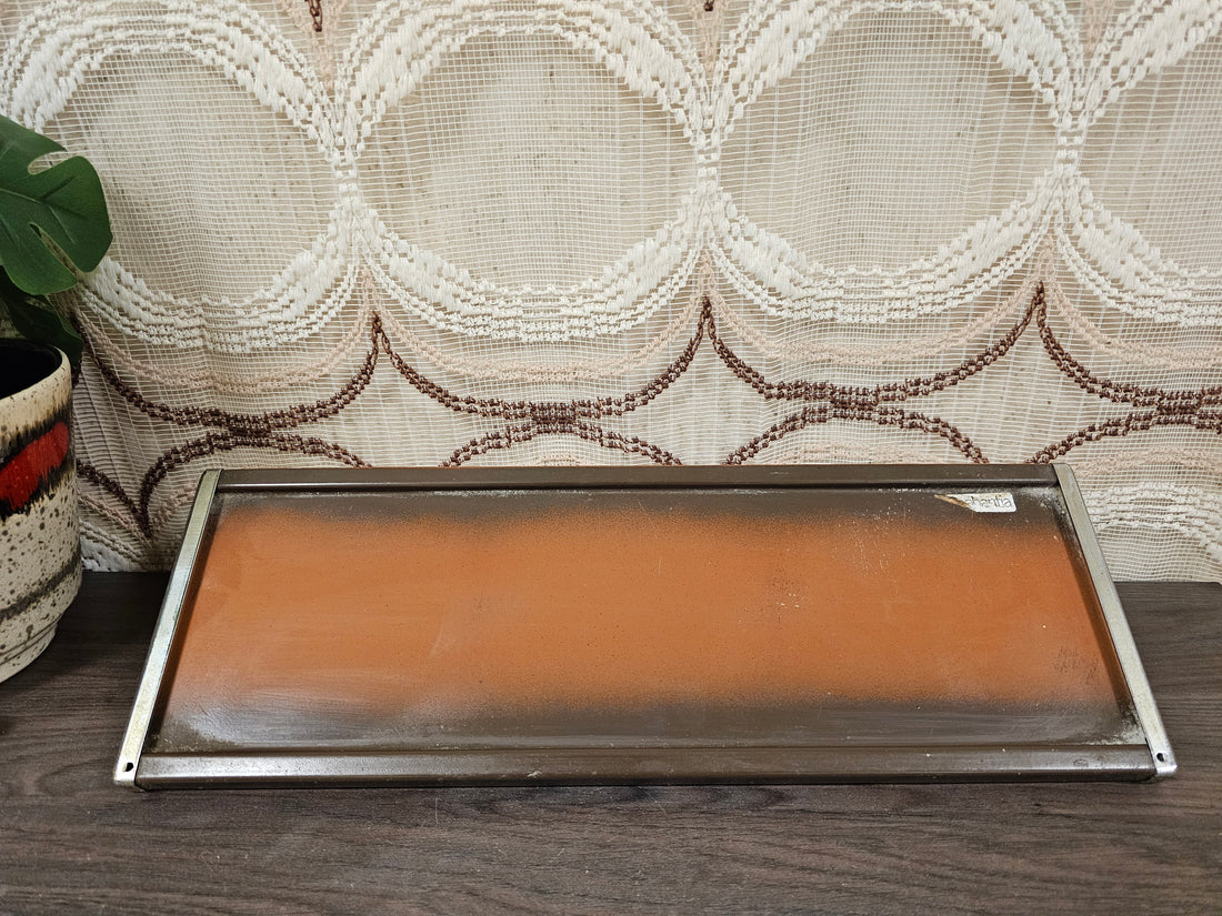 Brabantia wandplanchet jaren ’70 met haakjes en metalen plank