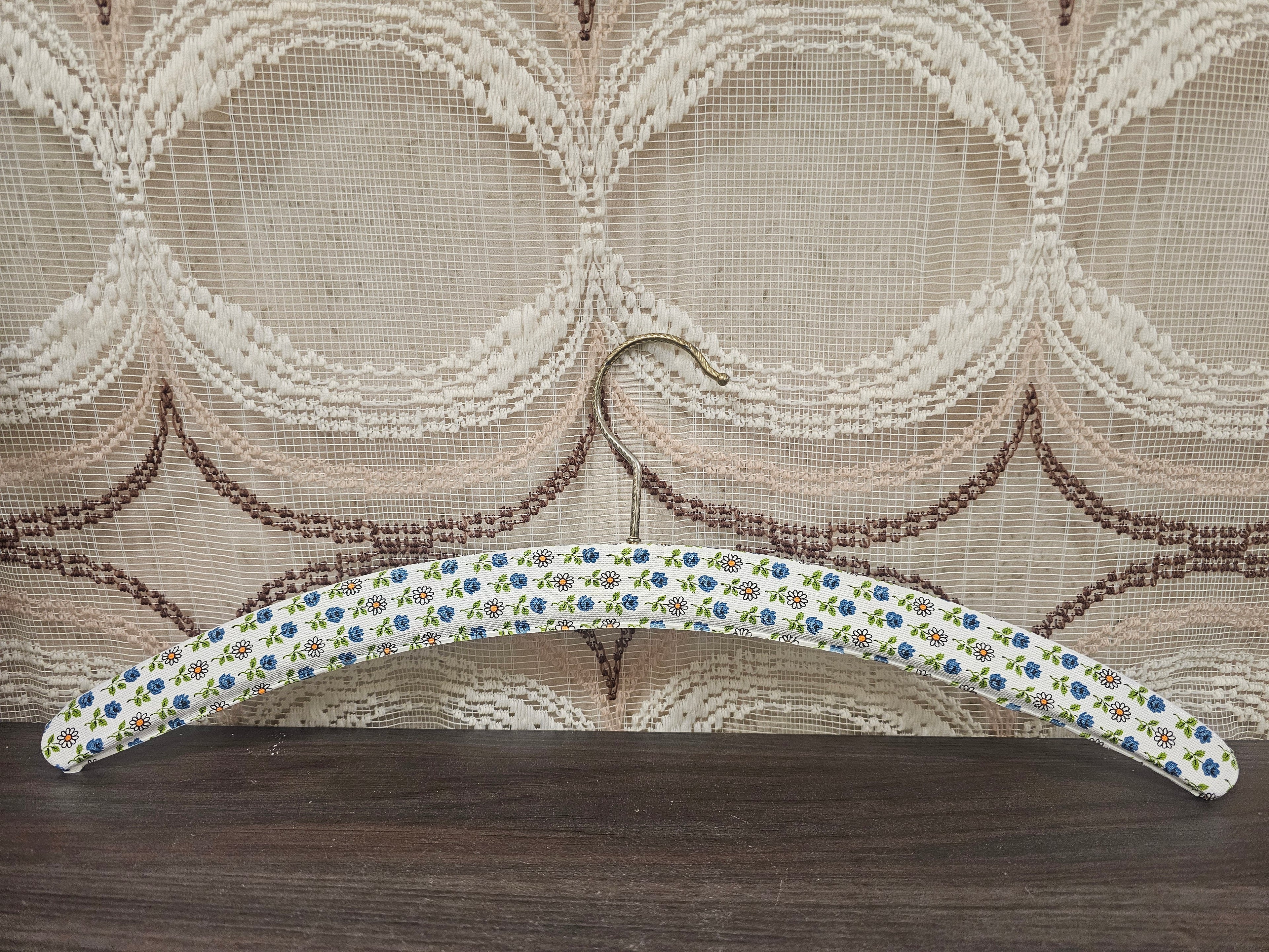 Vintage kledinghanger met blauwe bloemetjes