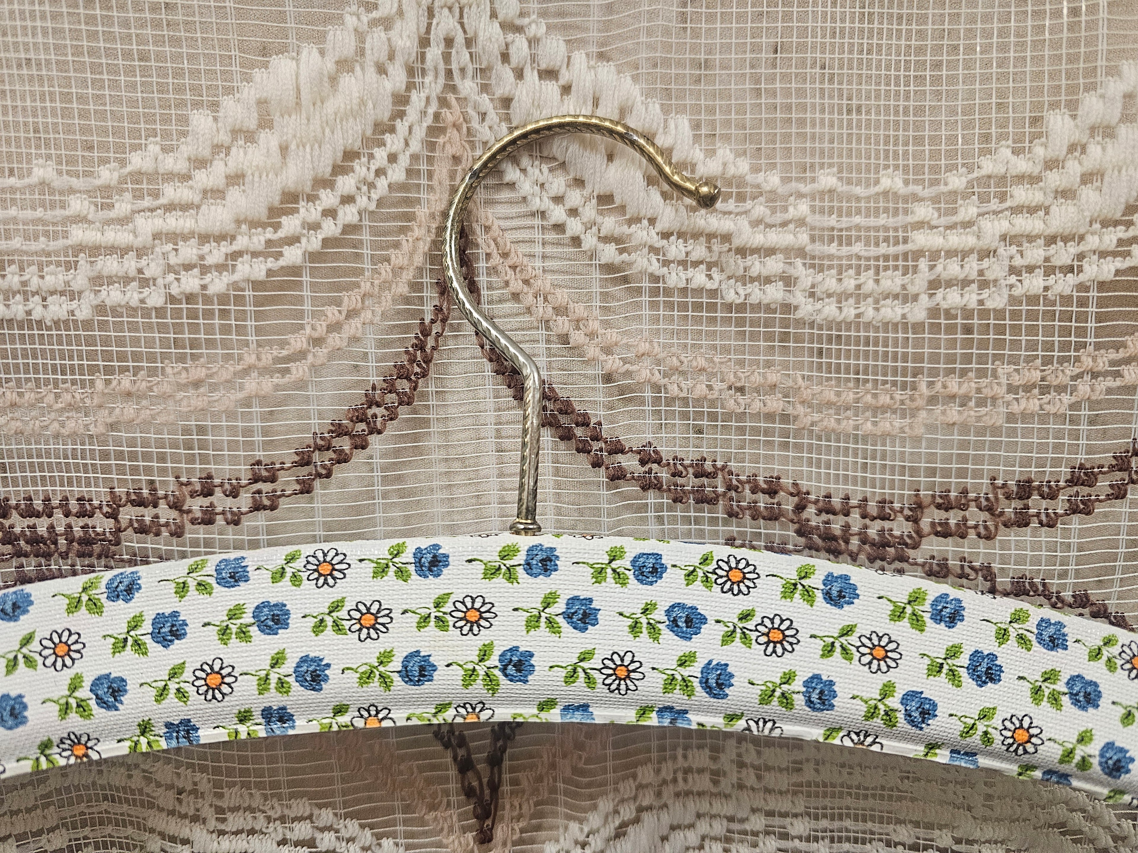 Vintage kledinghanger met blauwe bloemetjes