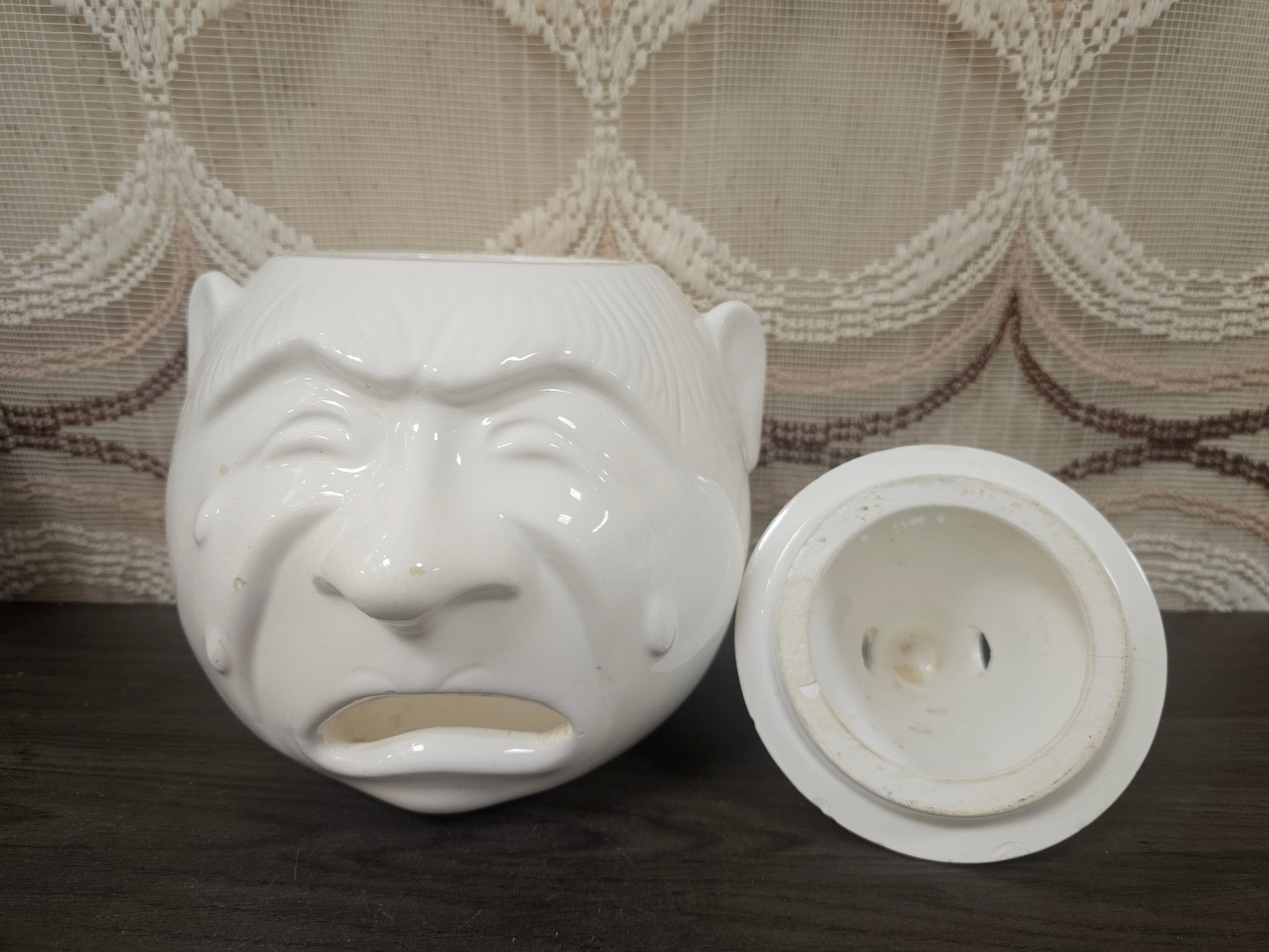 Witte keramieken uienpot jaren 80 | grote voorraadpot met gezicht