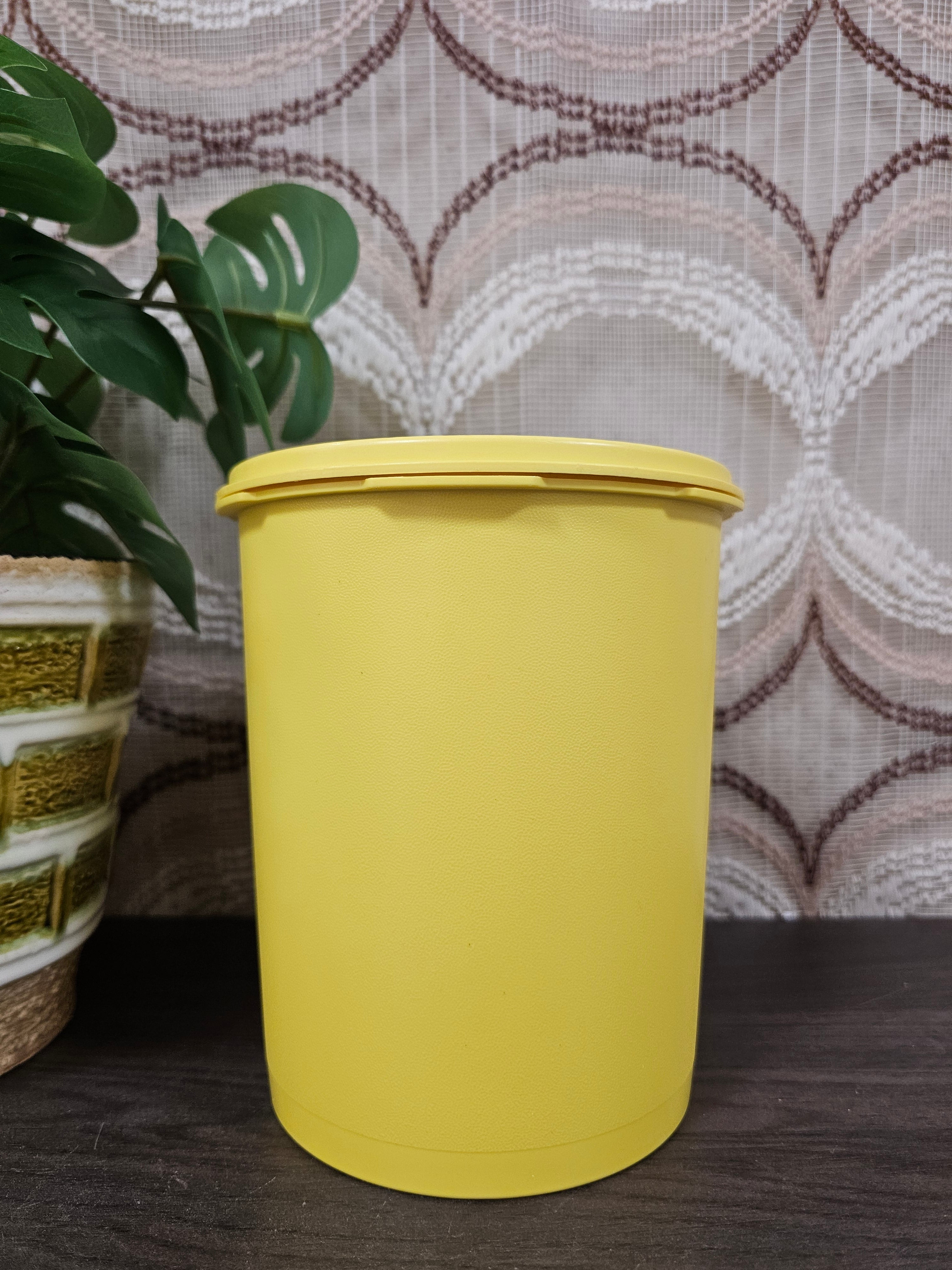 Tupperware voorraadbus geel met sterdeksel – Ø 13,5 cm x 17,5