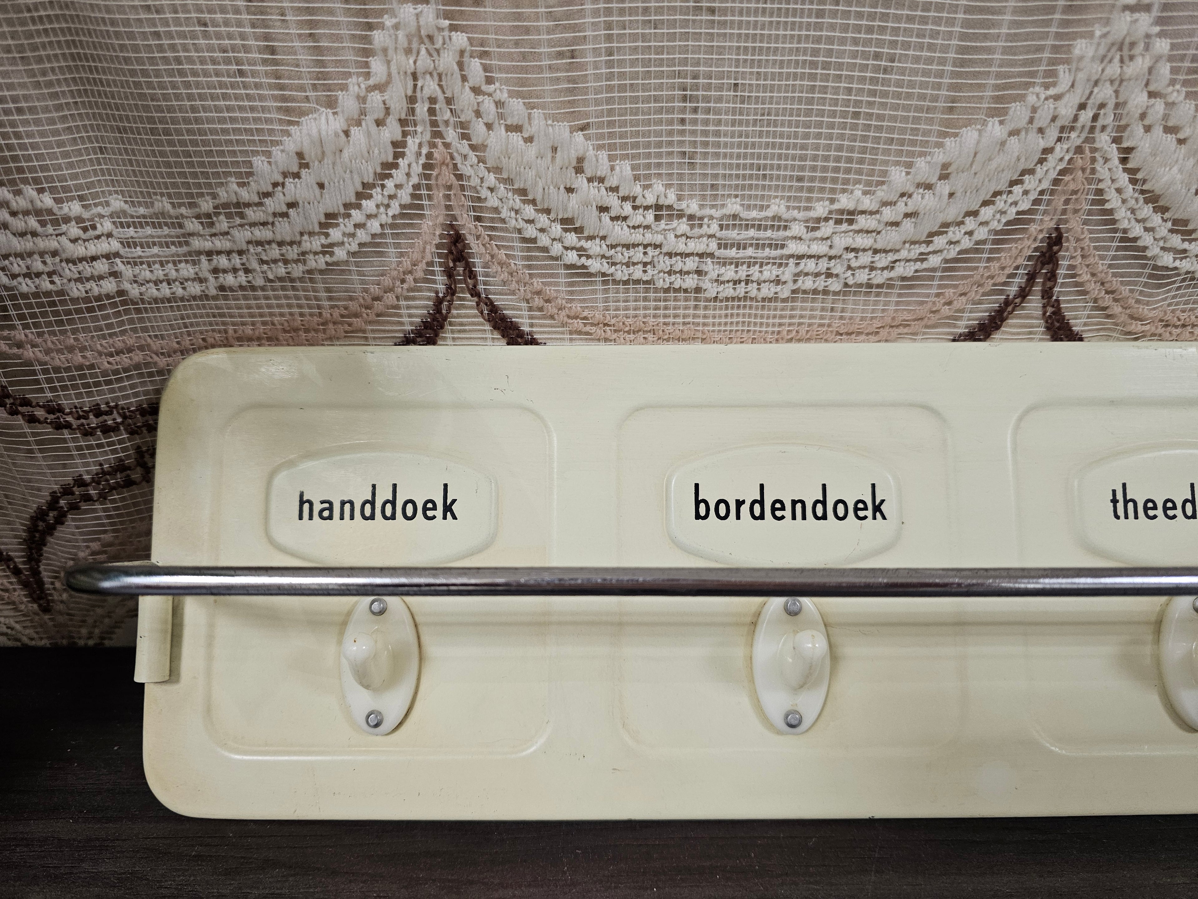 Vintage wit metalen handdoekenrek jaren ’60 – met haakjes en stang