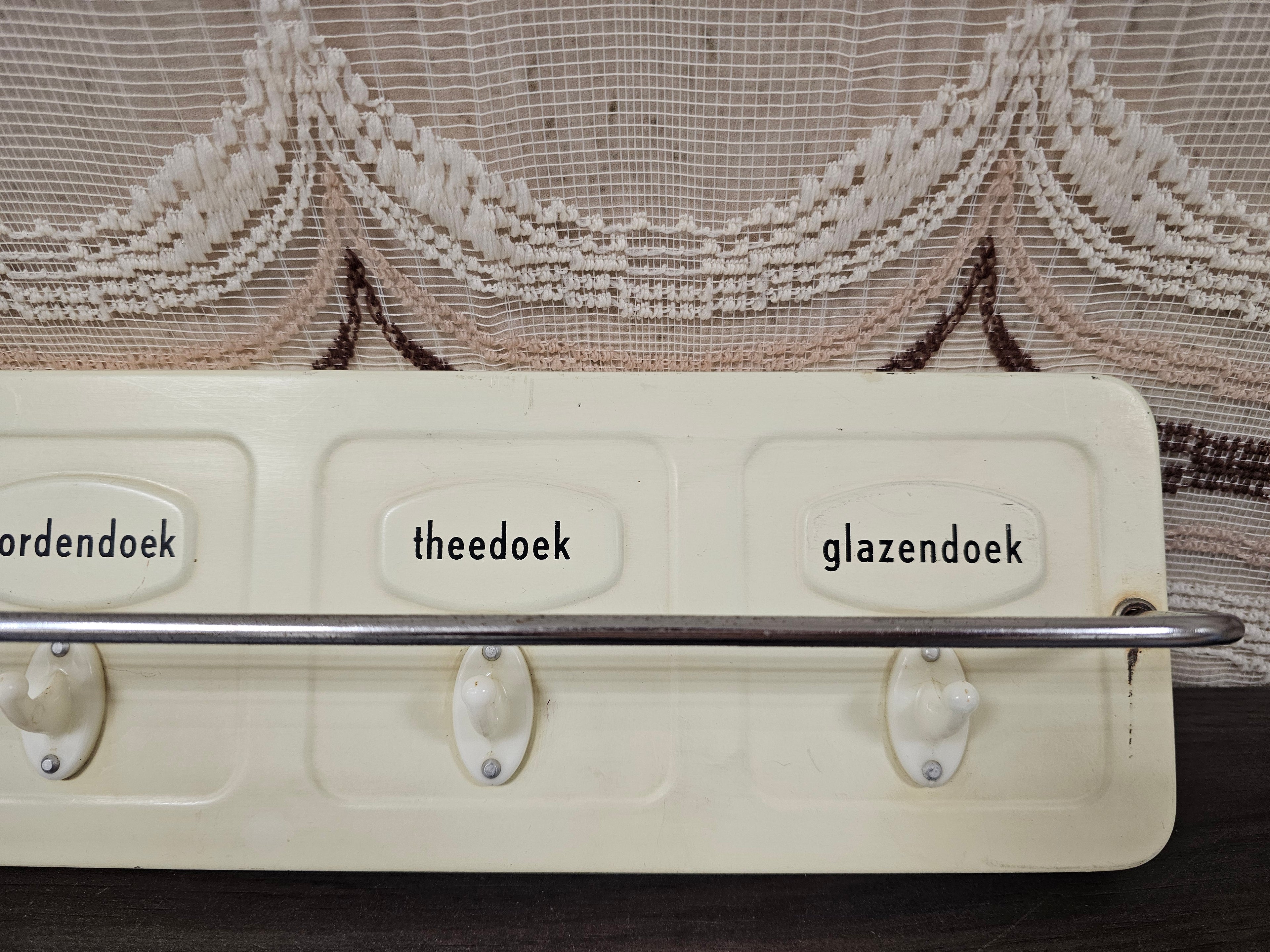 Vintage wit metalen handdoekenrek jaren ’60 – met haakjes en stang