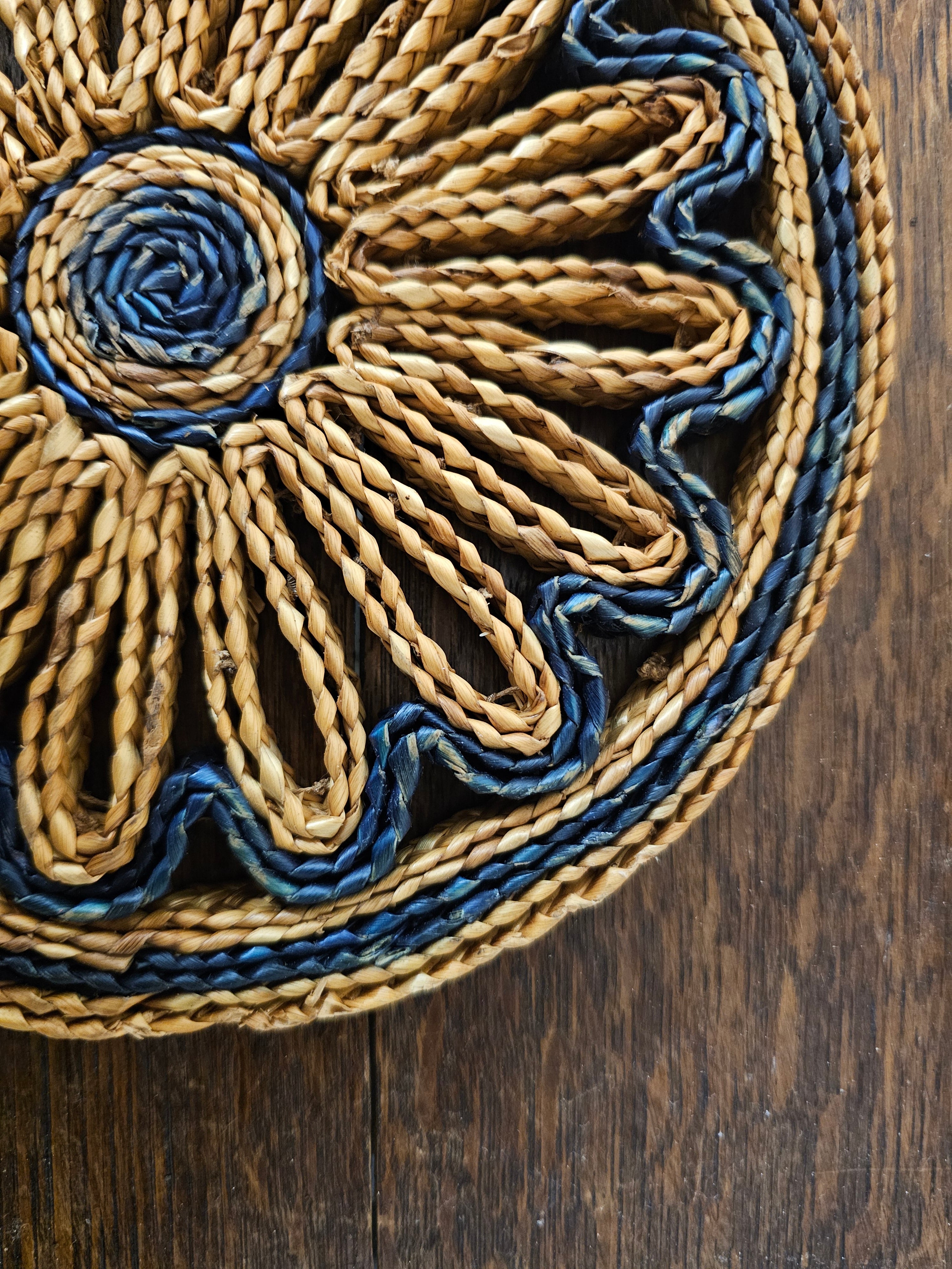 Raffia pannenonderzetter rond – blauw beige bloemmotief