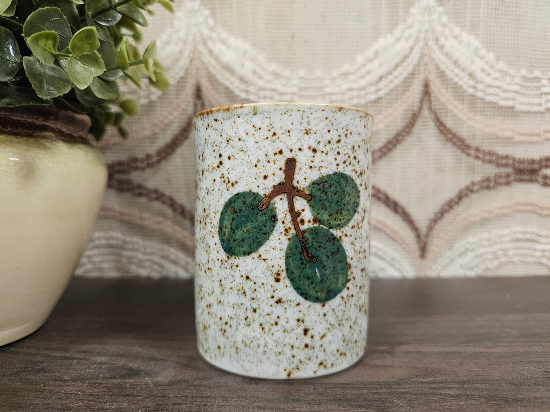 Vintage mok gespikkeld oranje bloemen & groene bladeren 9,5 cm