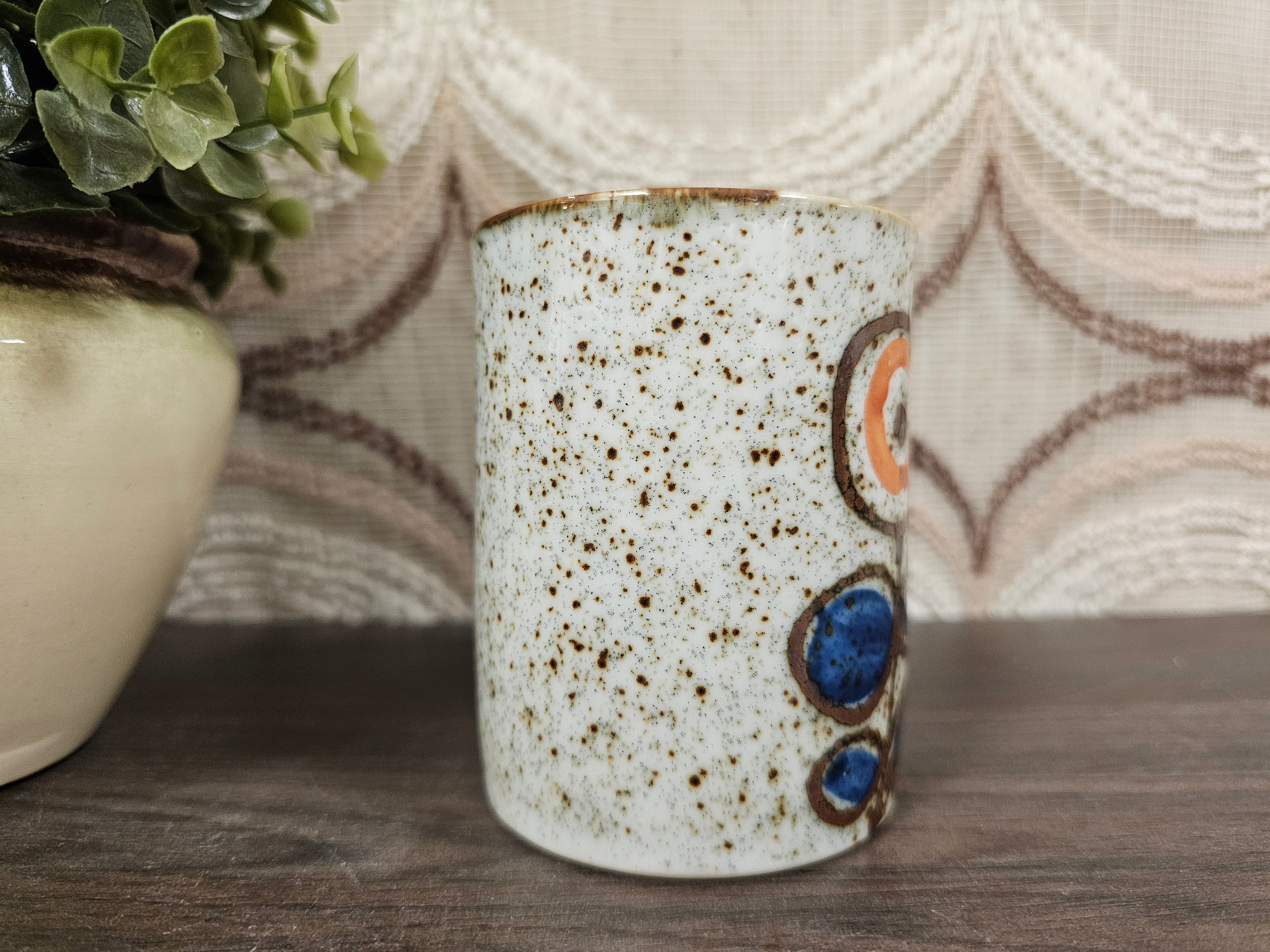 Vintage mok gespikkeld blauw oranje bloemen 9,5 cm