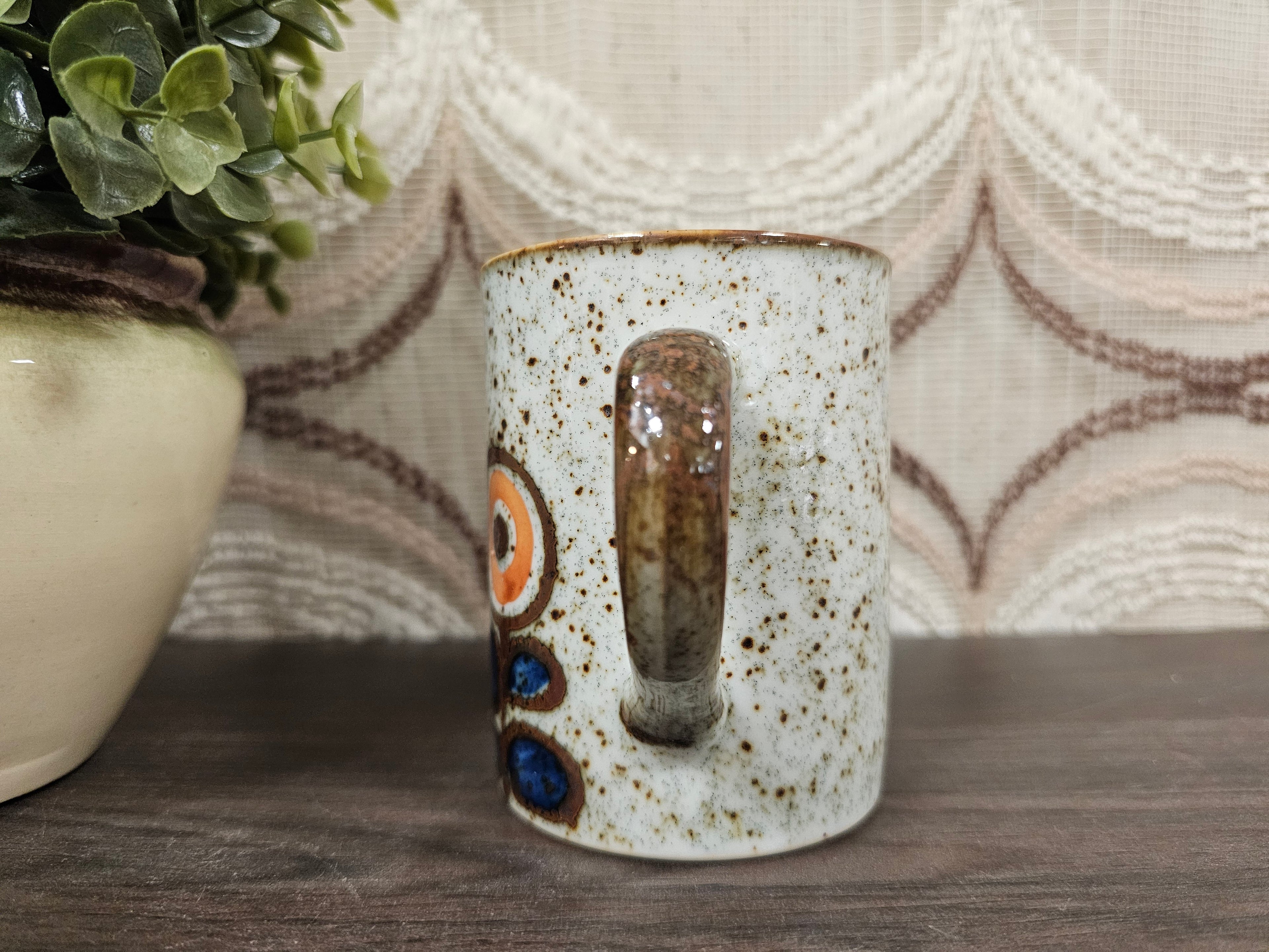 Vintage mok gespikkeld blauw oranje bloemen 9,5 cm