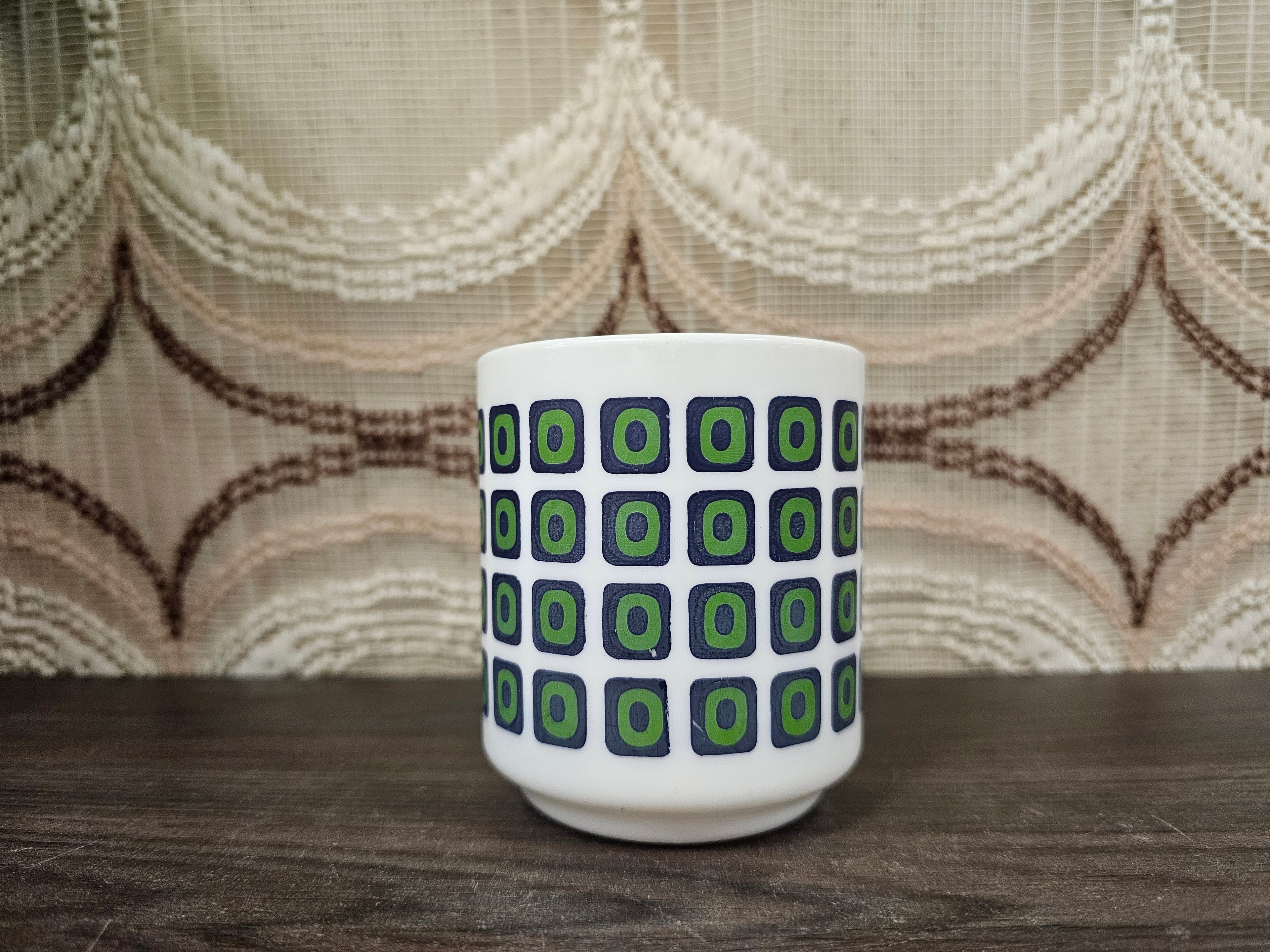 Vintage Arcopal mok blauw groen – geometrisch patroon