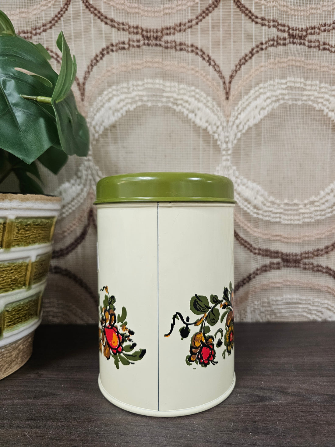 Vintage thee blik met bloemen
