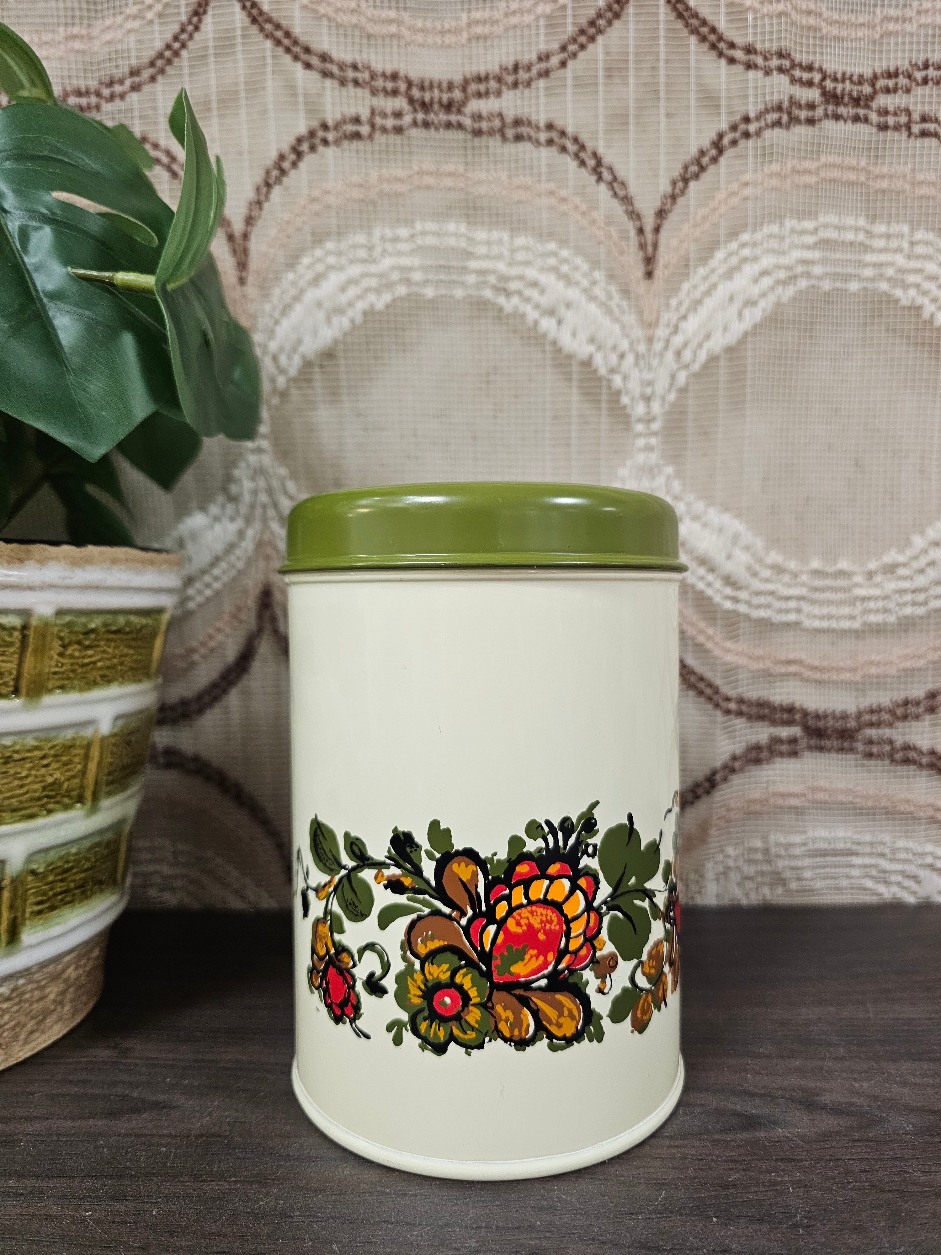 Vintage thee blik met bloemen