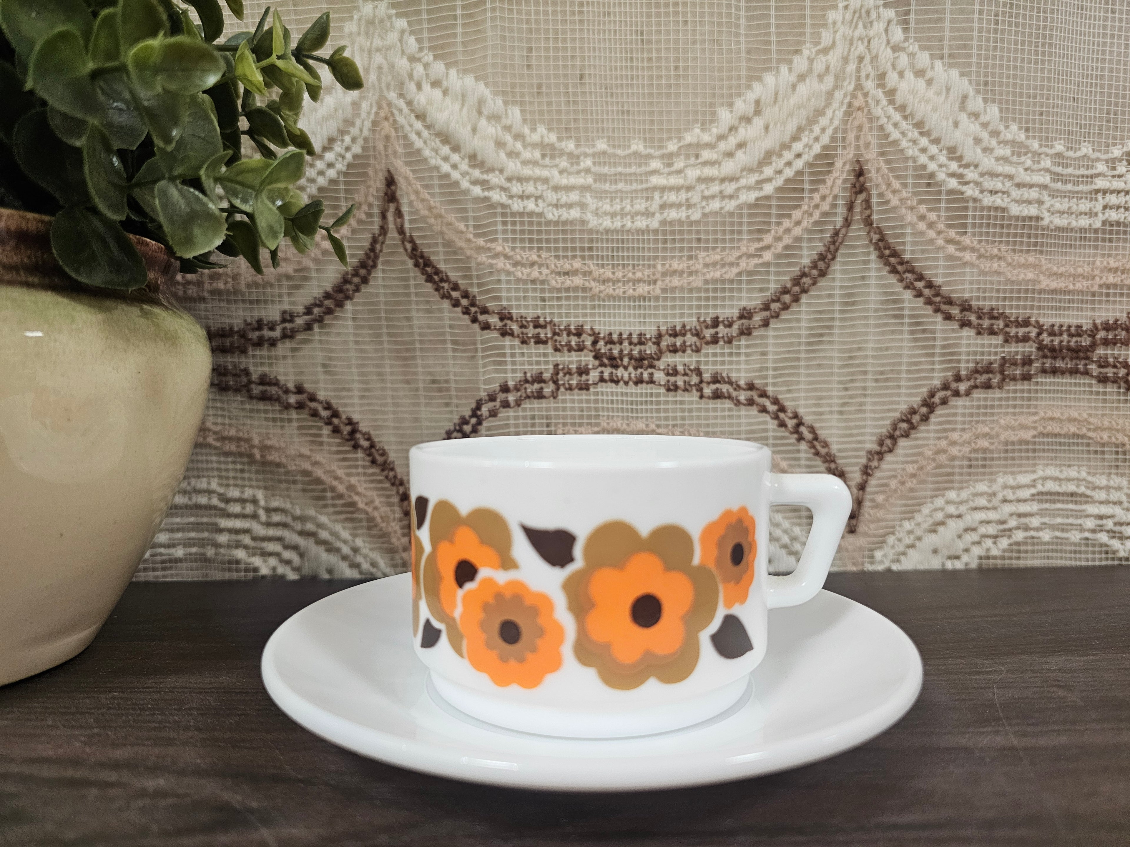 Arcopal Lotus kop en schotel bruin oranje bloemen vintage