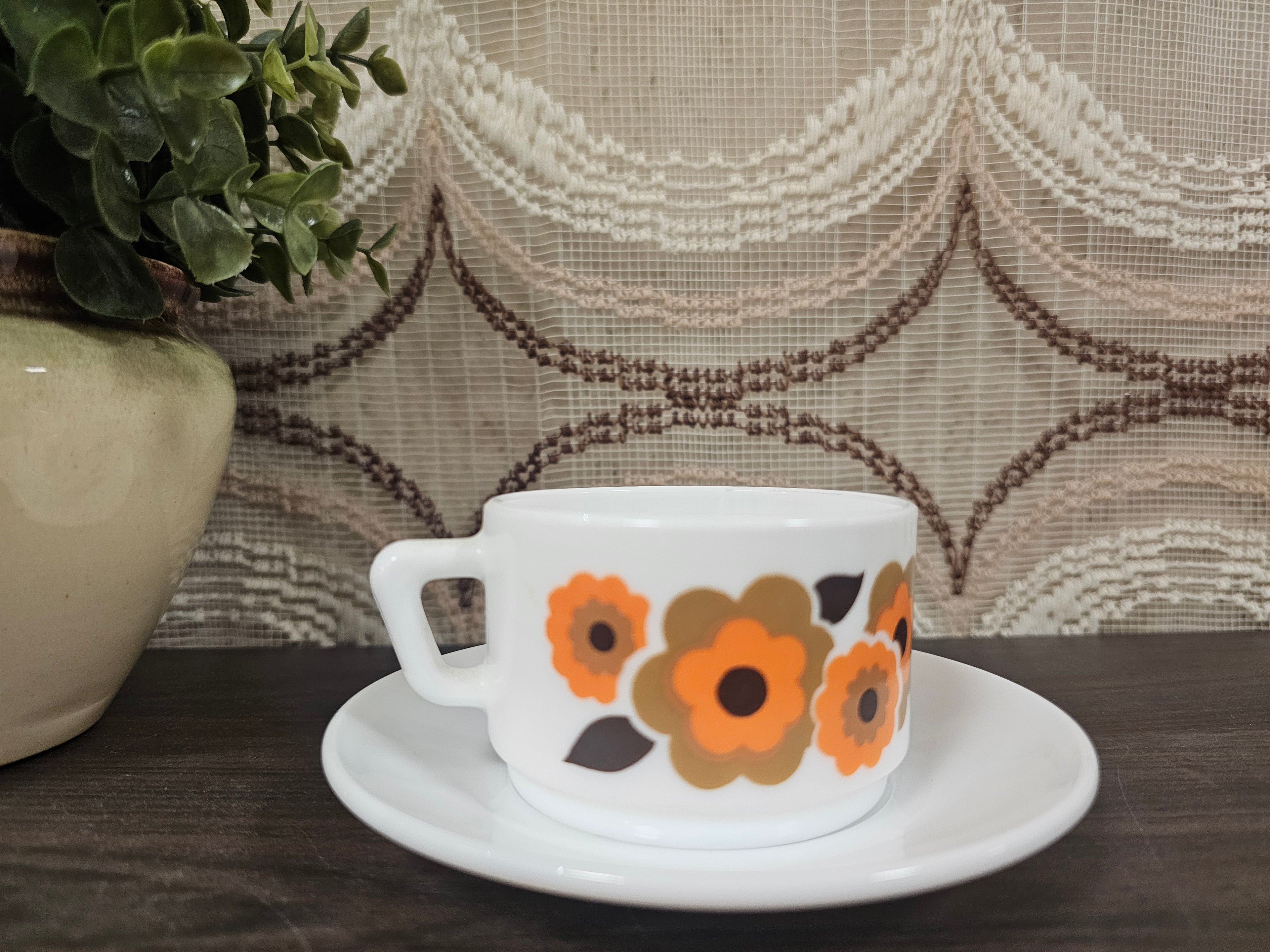Arcopal Lotus kop en schotel bruin oranje bloemen vintage
