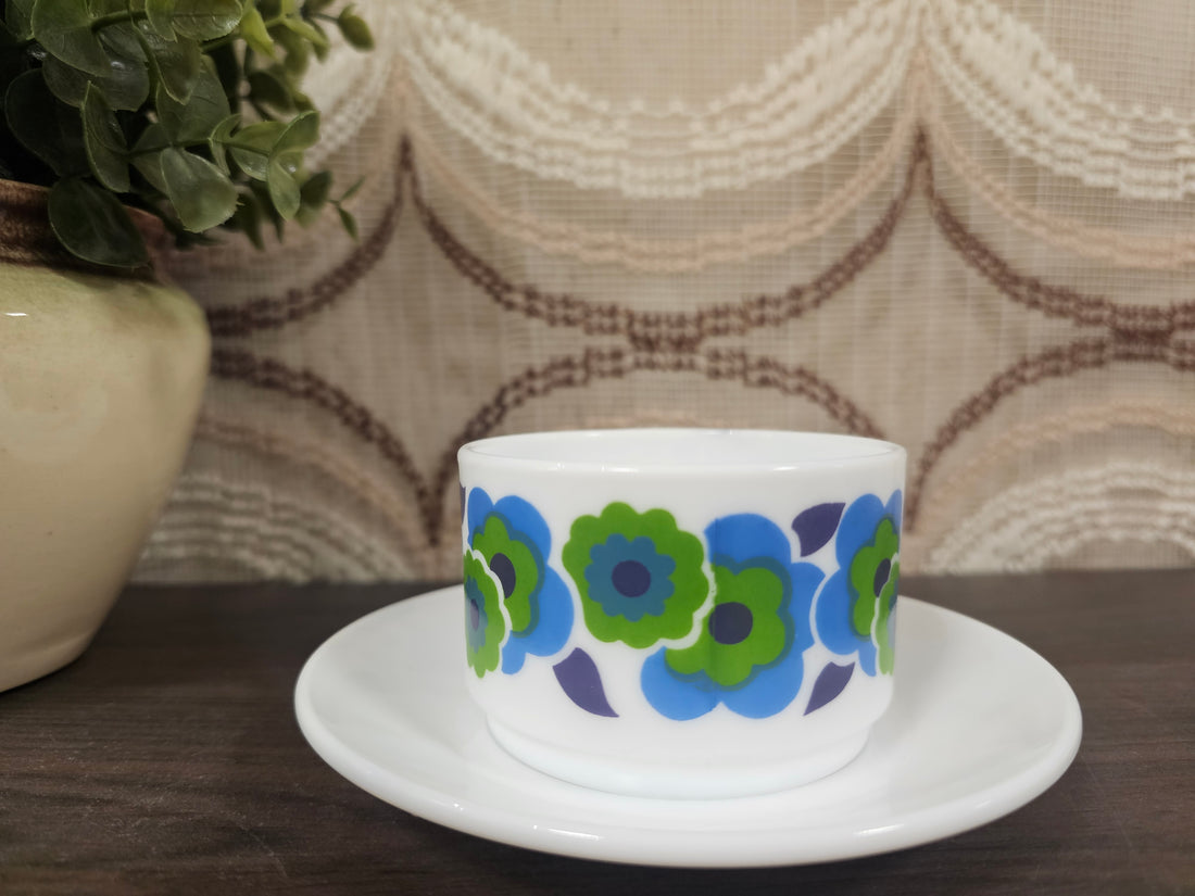 Arcopal Lotus kop en schotel blauw groen bloemen opaalglas vintage