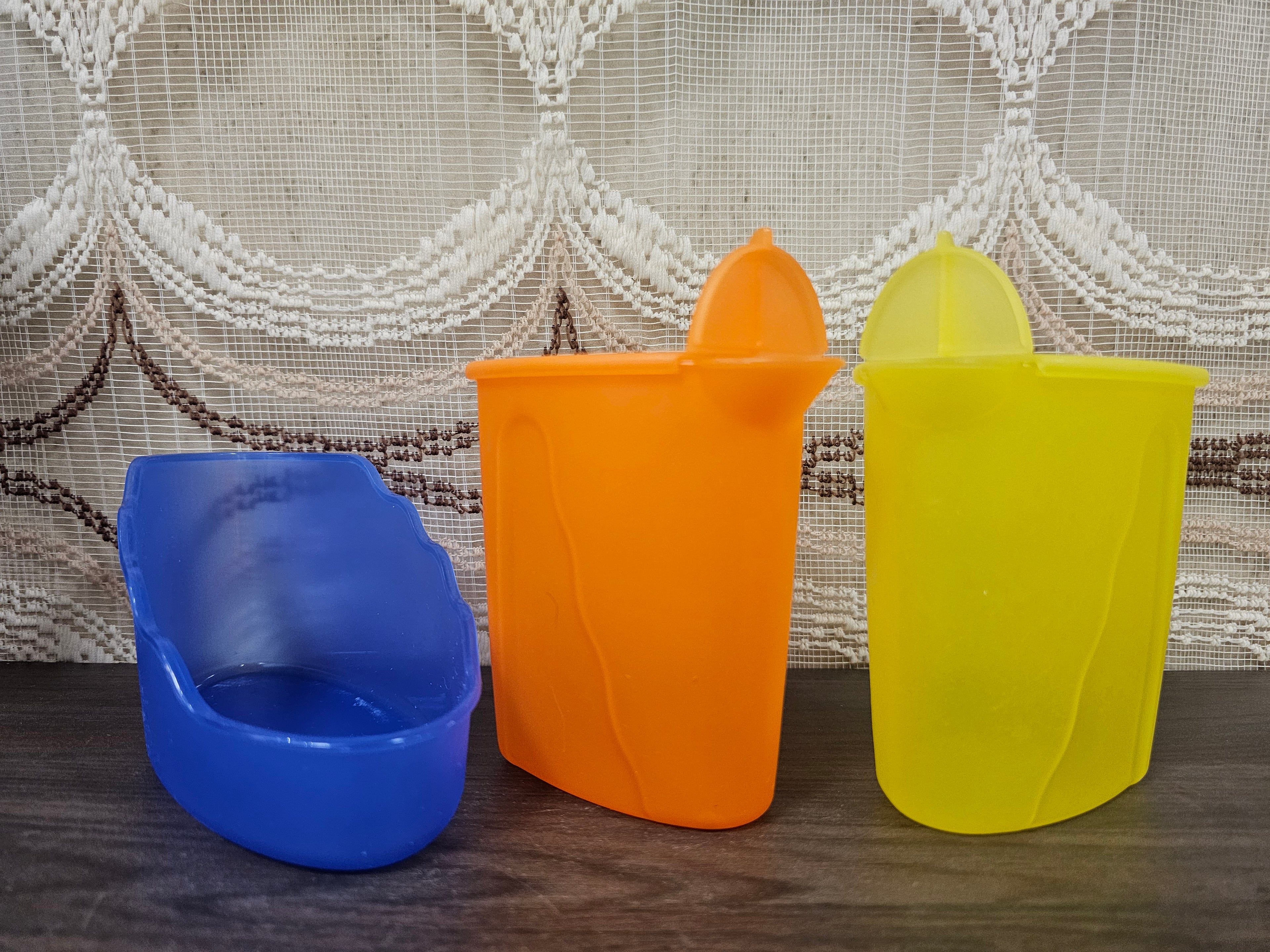 Tupperware roomstel geel oranje met blauwe houder