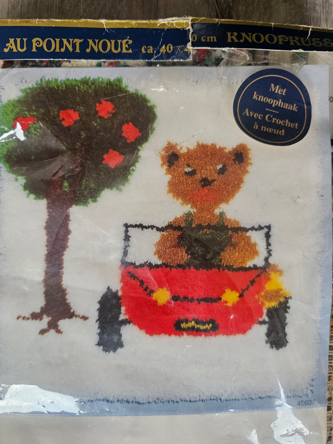 Knoopkussen pakket met smyrnawol beer in auto