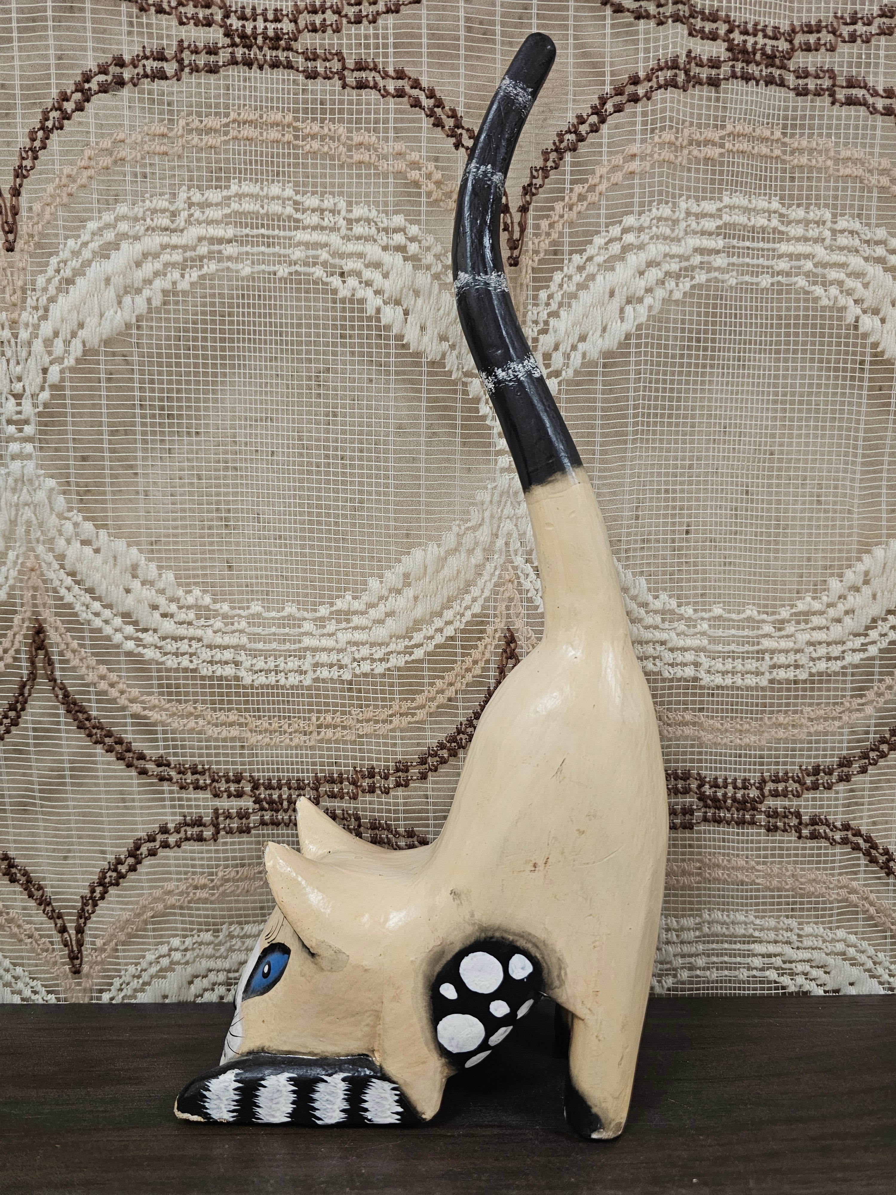 Handgesneden houten kattenbeeld lichte kleur – 32,5 cm