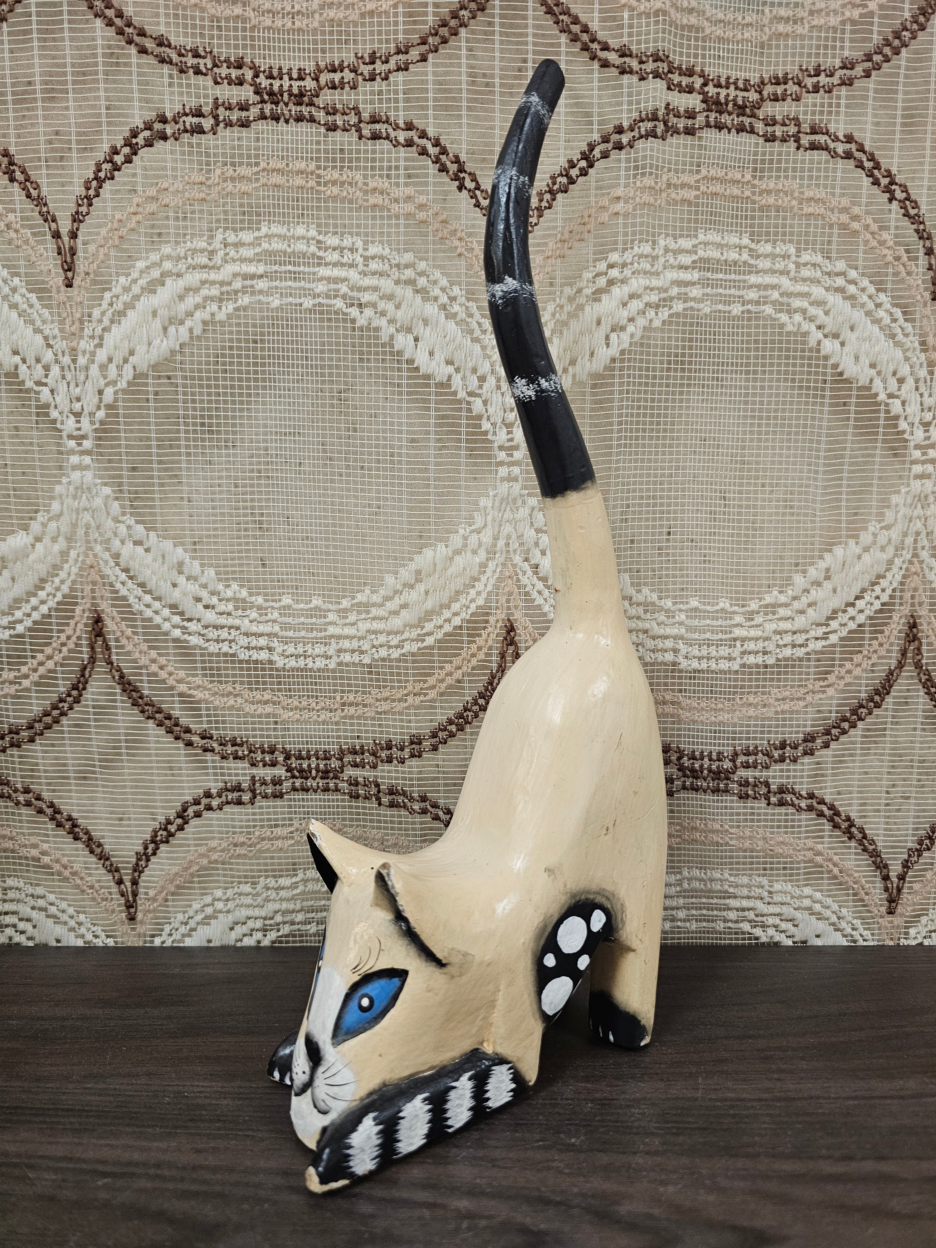 Handgesneden houten kattenbeeld lichte kleur – 32,5 cm
