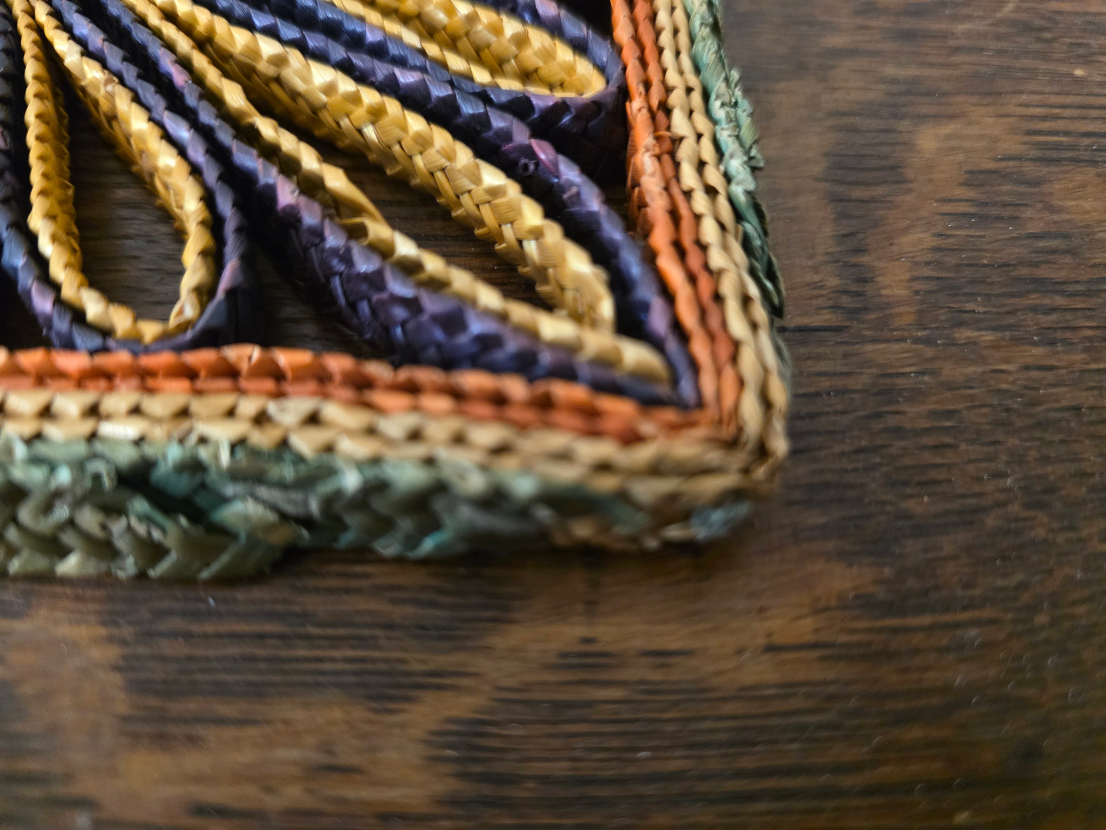 Raffia pannenonderzetter vierkant – paars oker bloemmotief