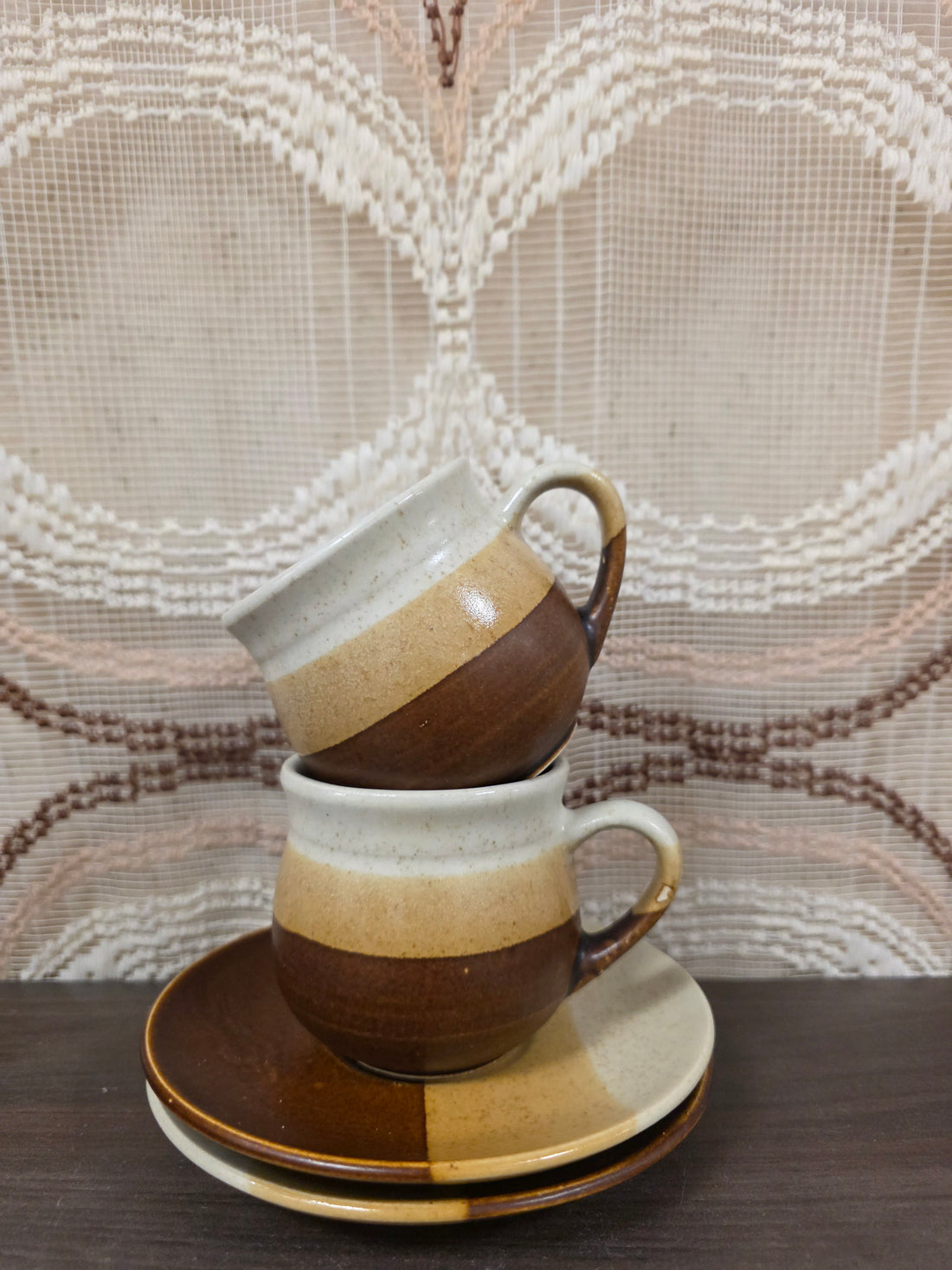 Set kop en schotel aardewerk – vintage bruin crème