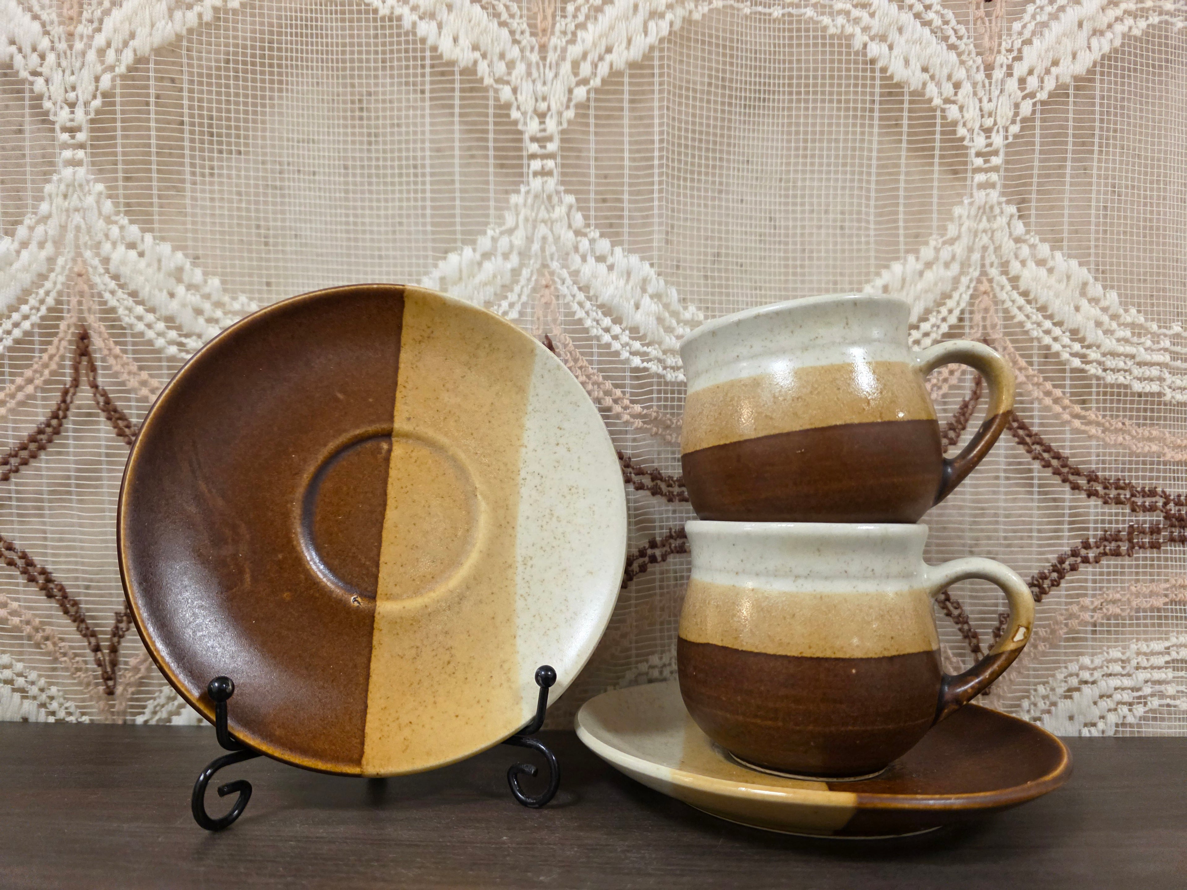 Set kop en schotel aardewerk – vintage bruin crème