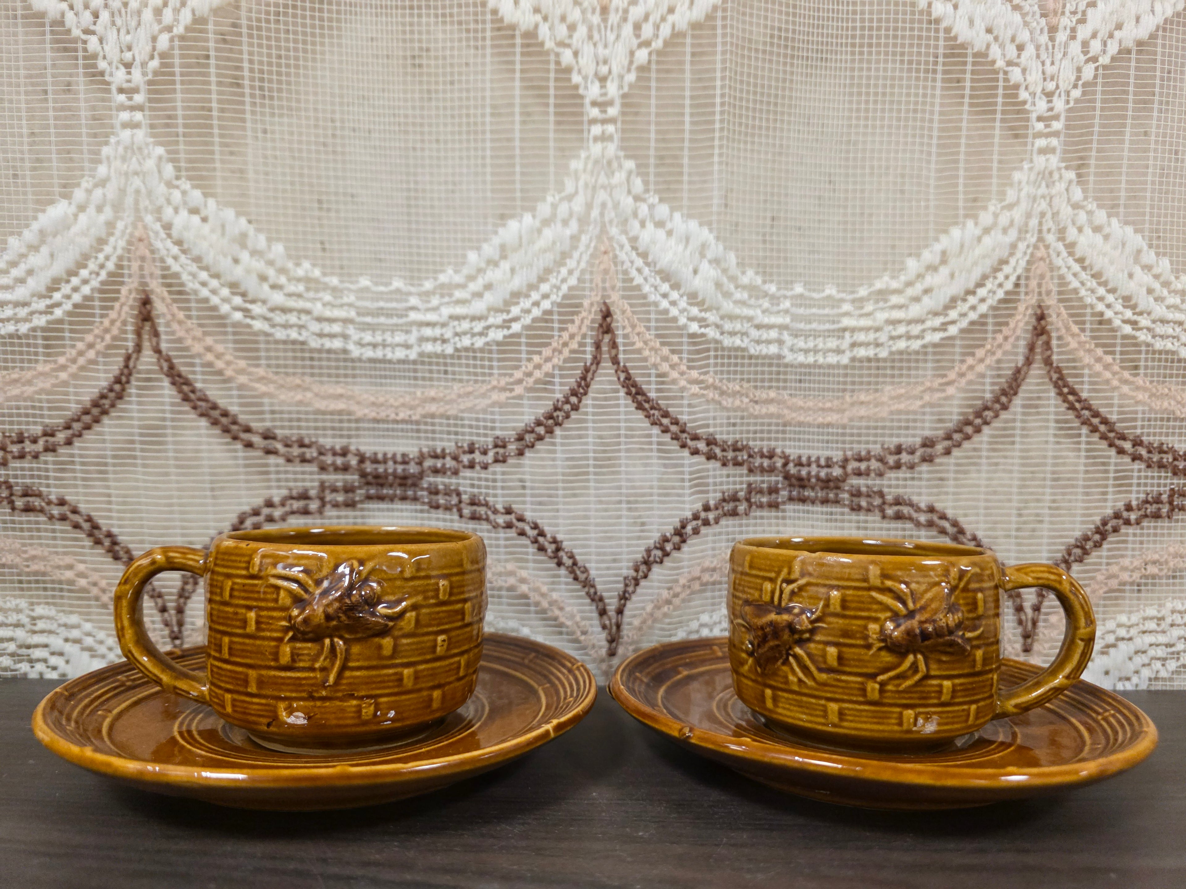 Set kop en schotel bruin – met bijenmotief vintage