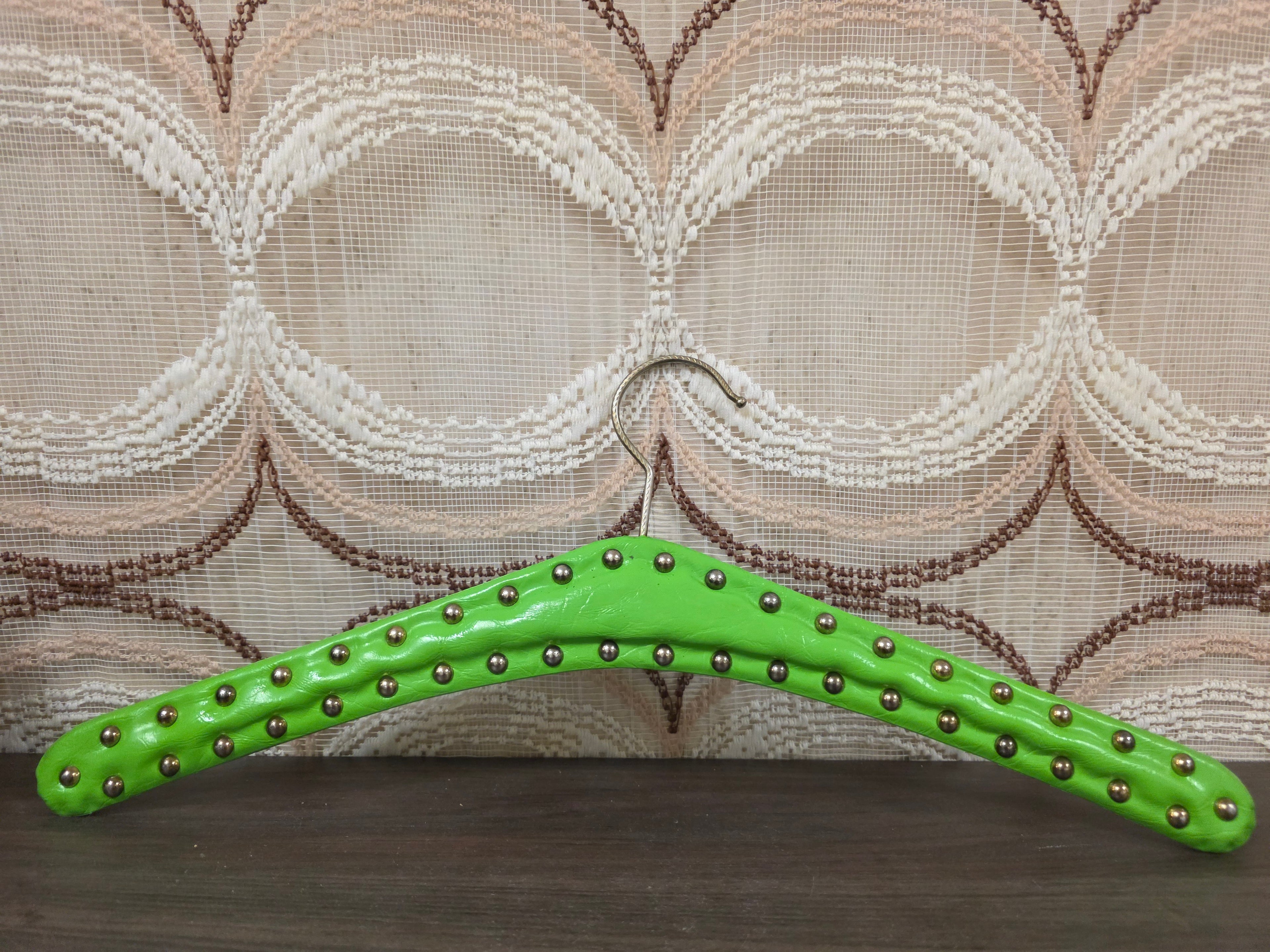 Kledinghanger limegroen met studs