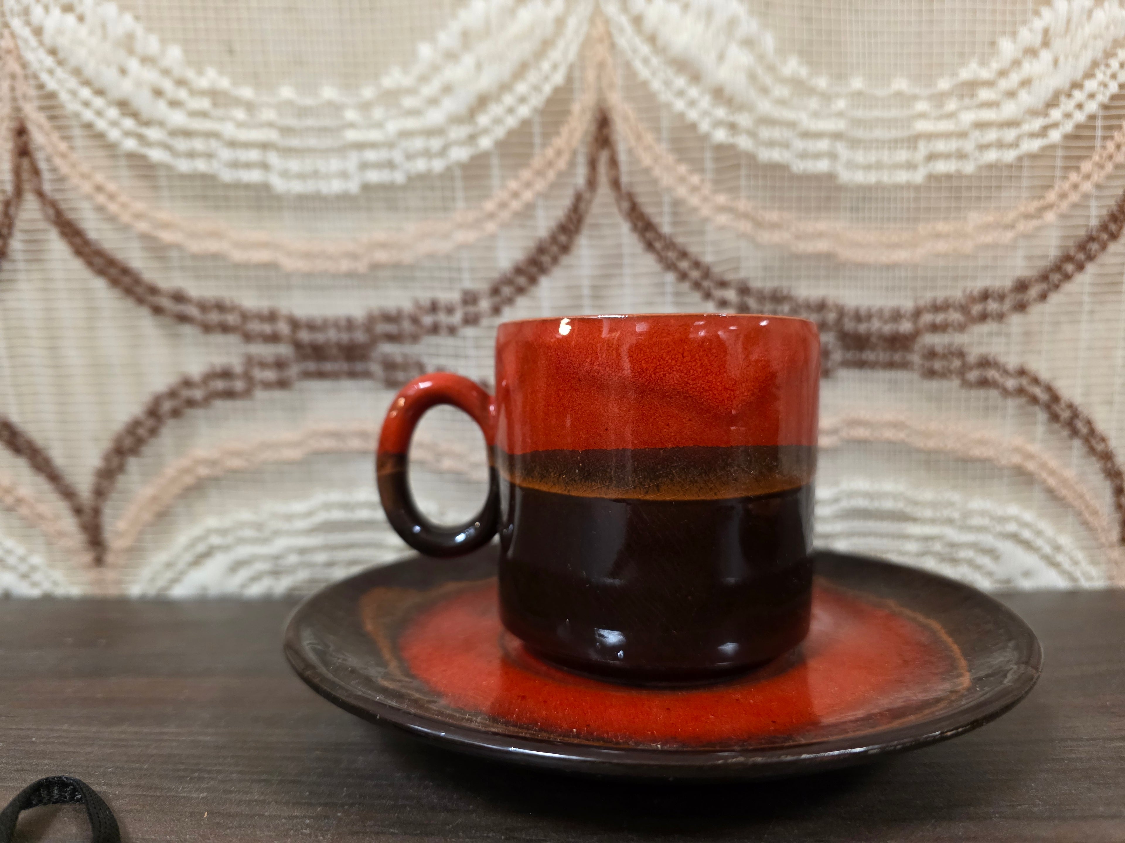 Vintage kop en schotel rood bruin glazuur