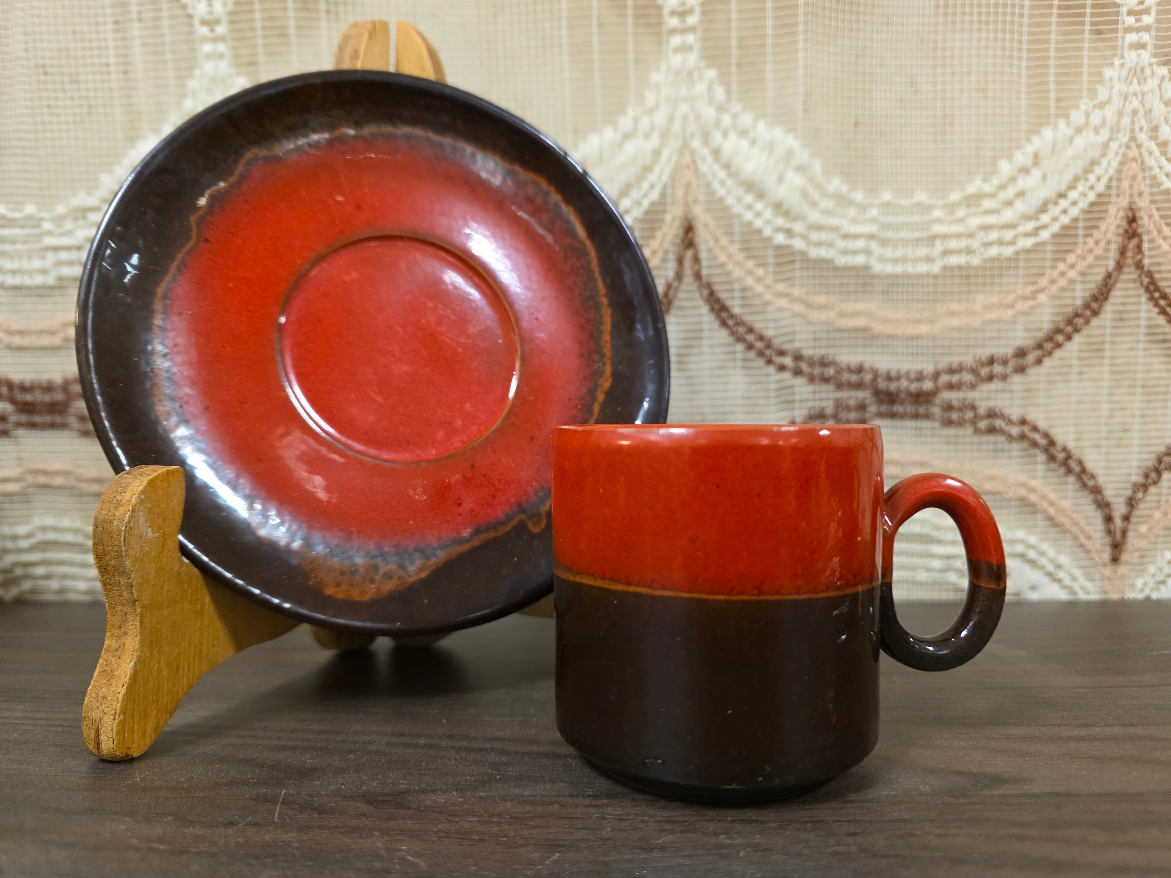 Vintage kop en schotel rood bruin glazuur