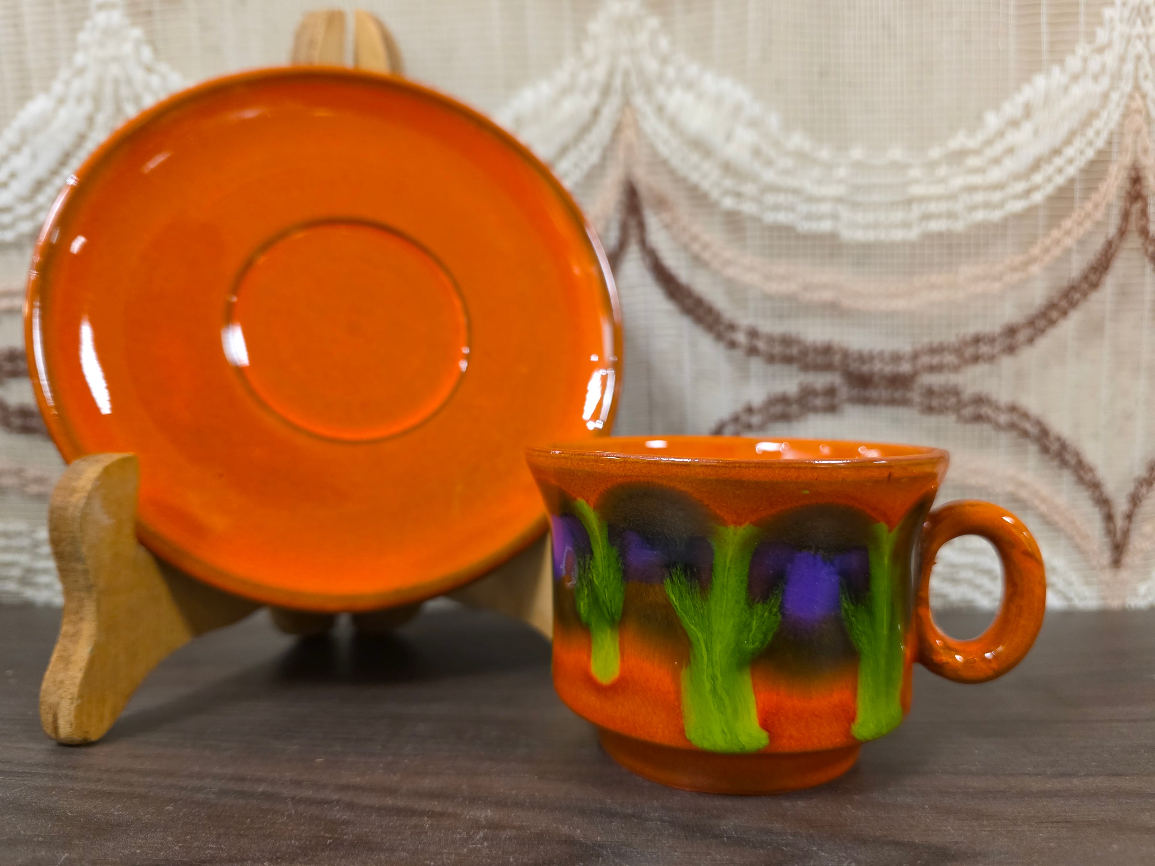Vintage kop en schotel oranje met paars groen fat lava