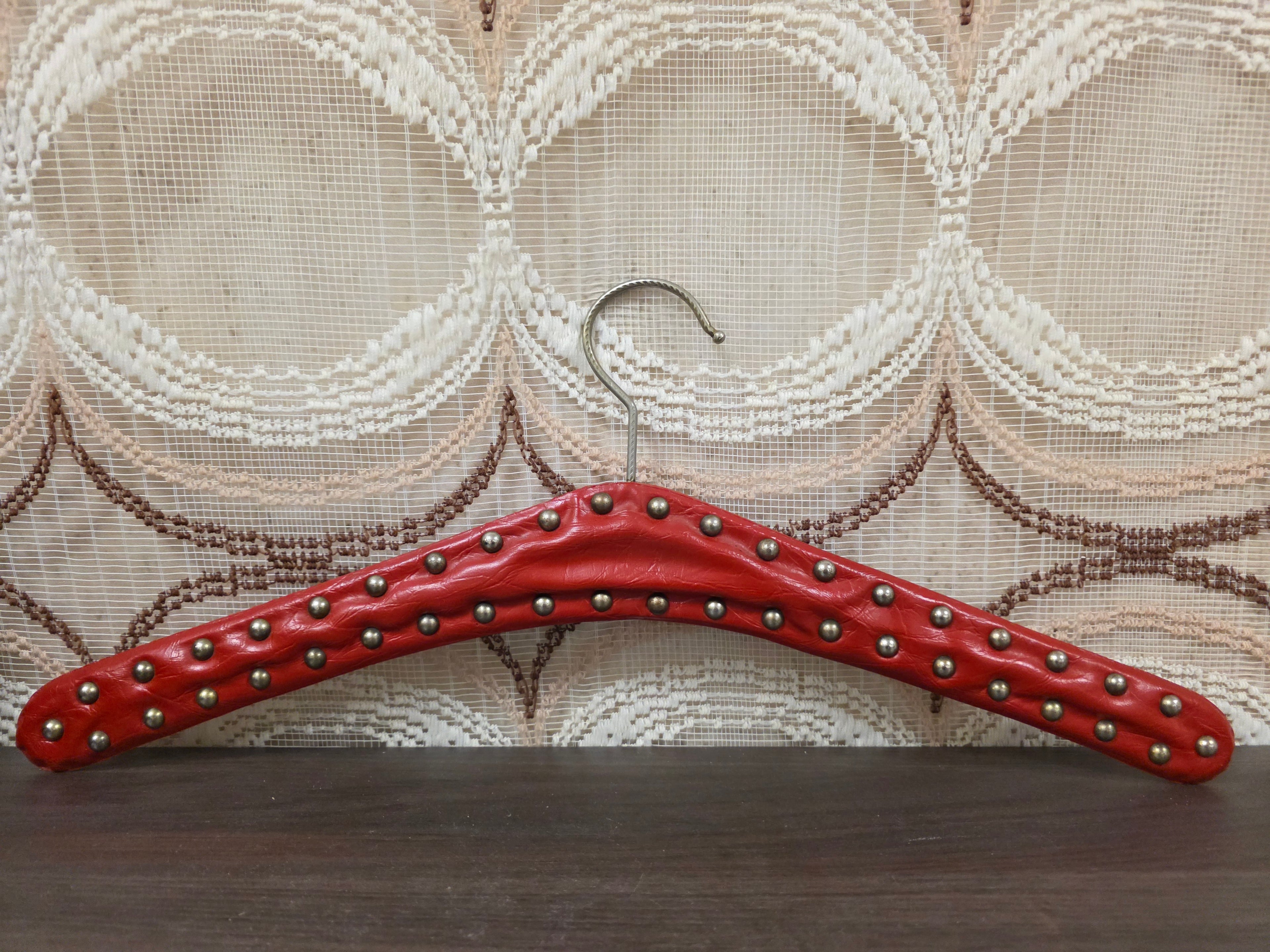 Vintage rode skailederen kledinghanger met studs