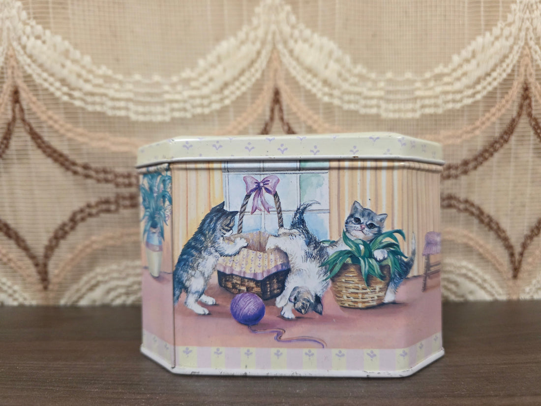 Vintage blik met katten illustraties