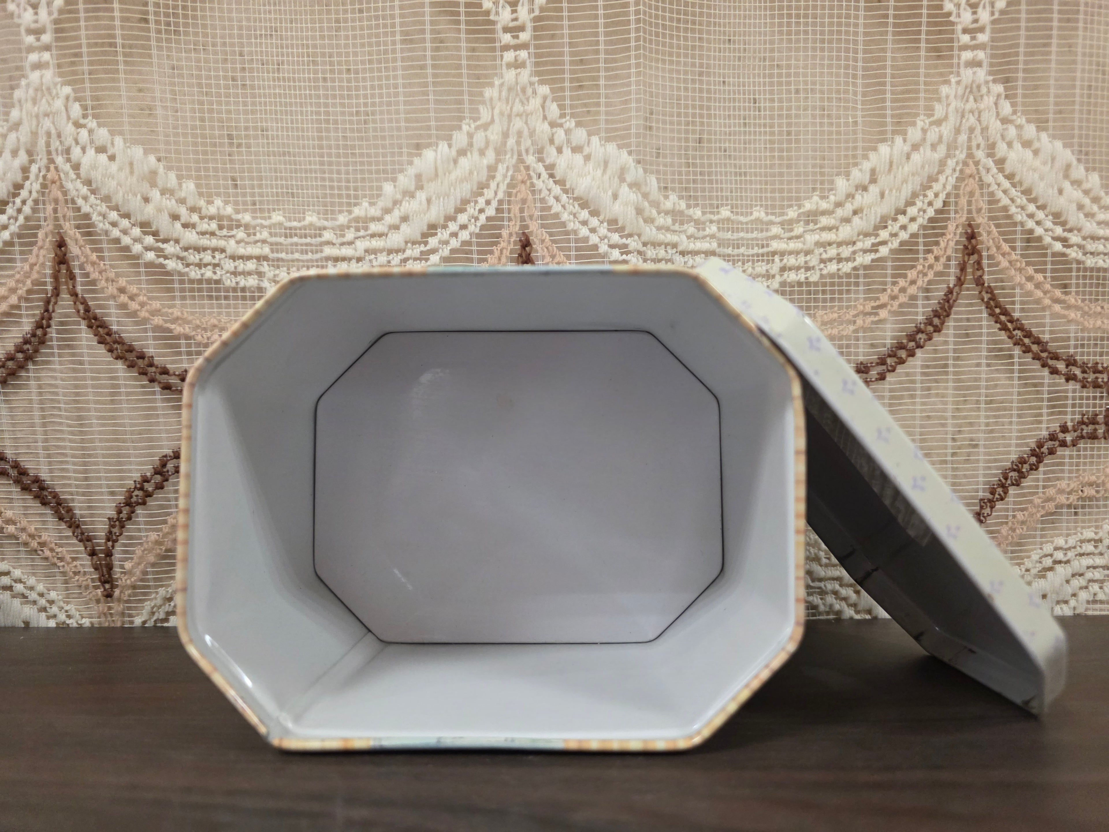 Vintage blik met katten illustraties